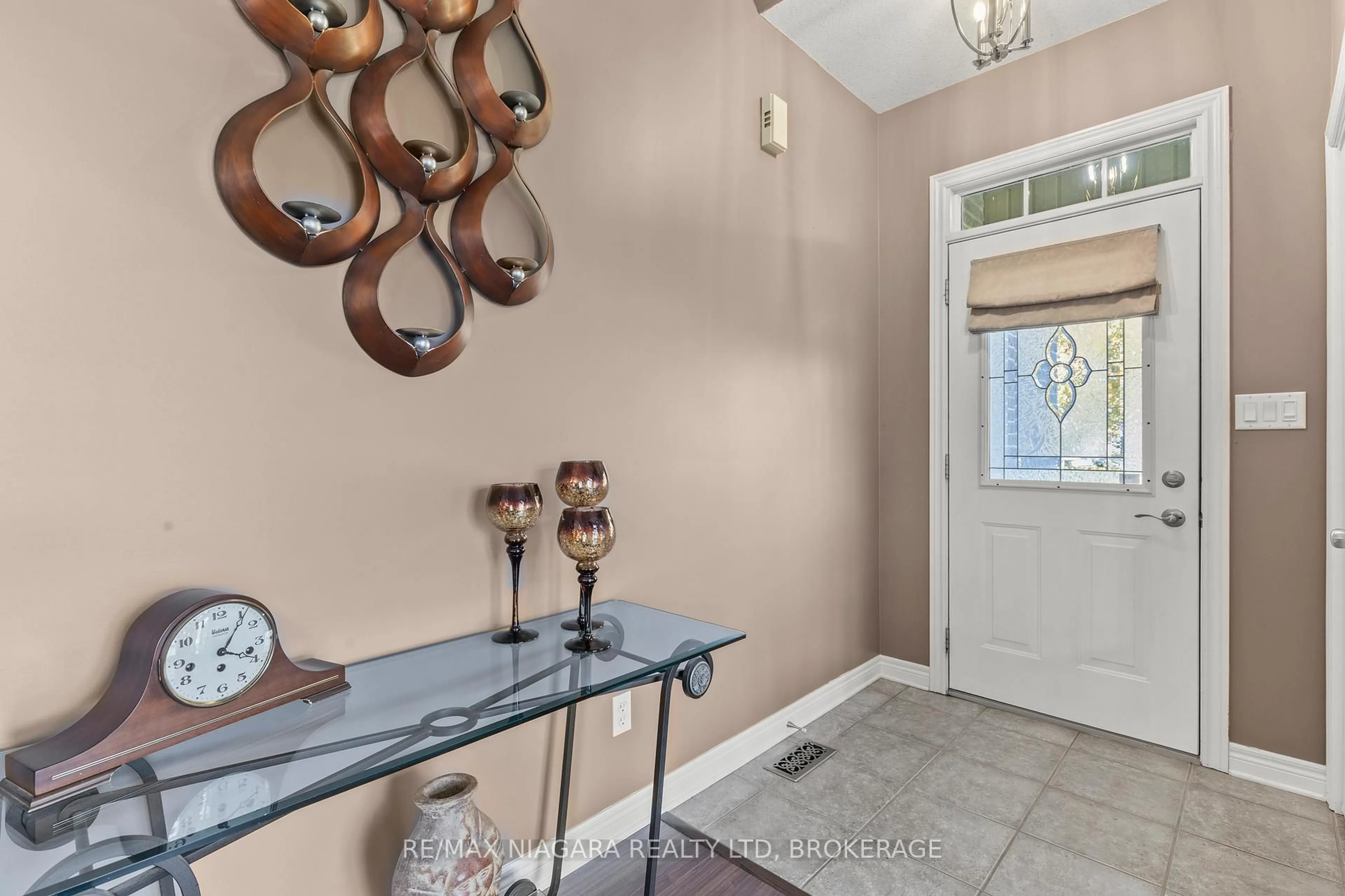 Indoor entryway for 3579 Carver St, Fort Erie Ontario L0S 1S0