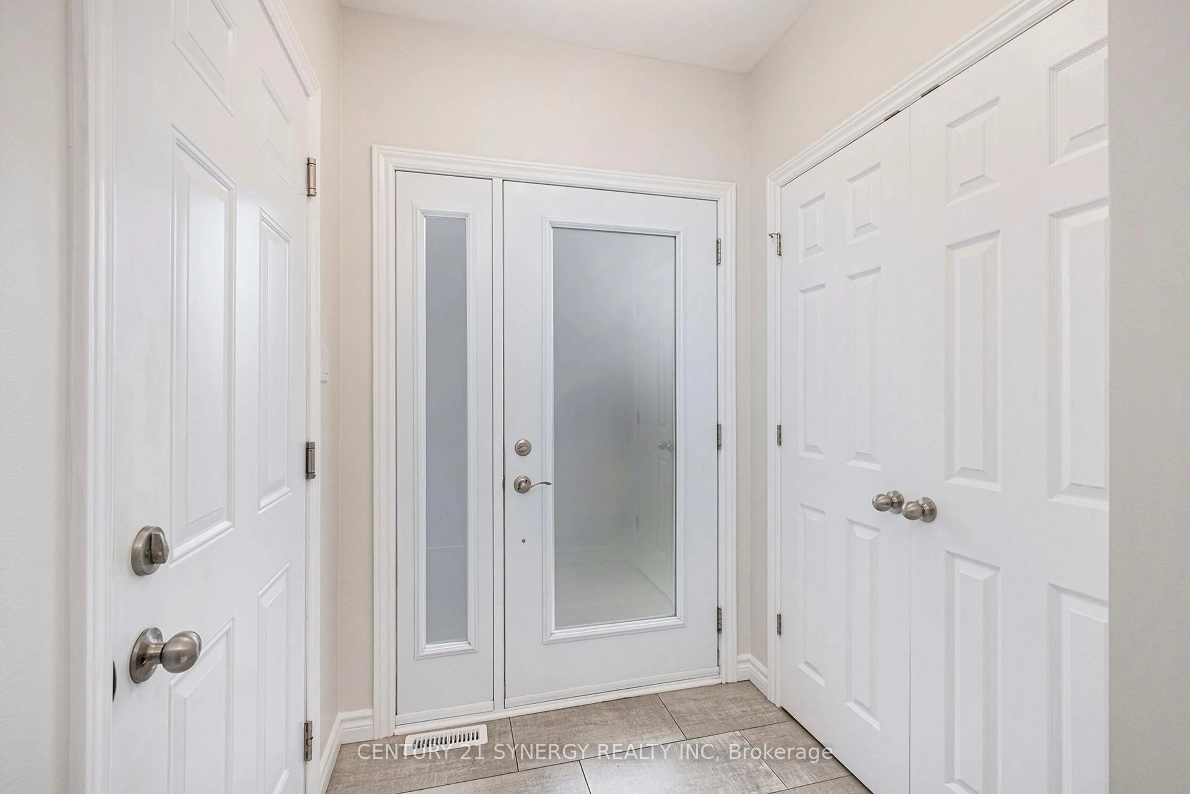 Indoor entryway for 14A George St, North Stormont Ontario K0A 1R0