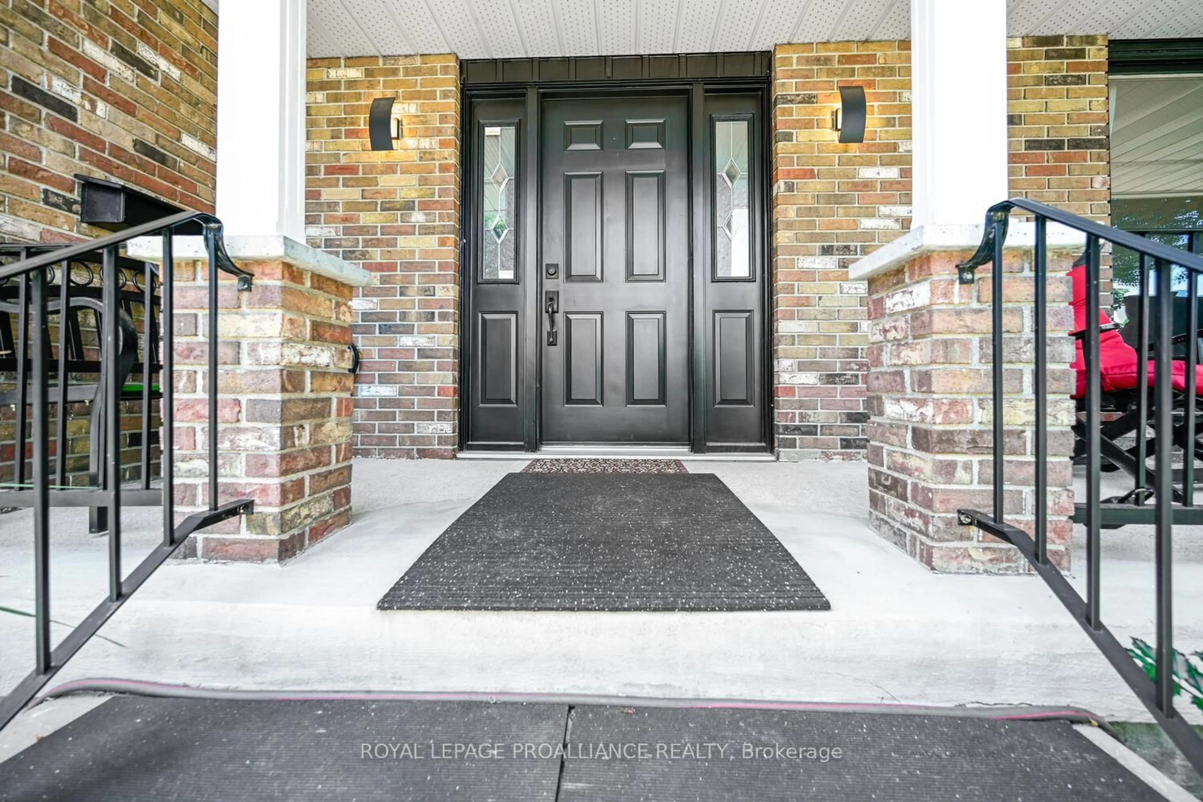 Indoor entryway for 1346 Briarwood Dr, Brockville Ontario K6V 6E4