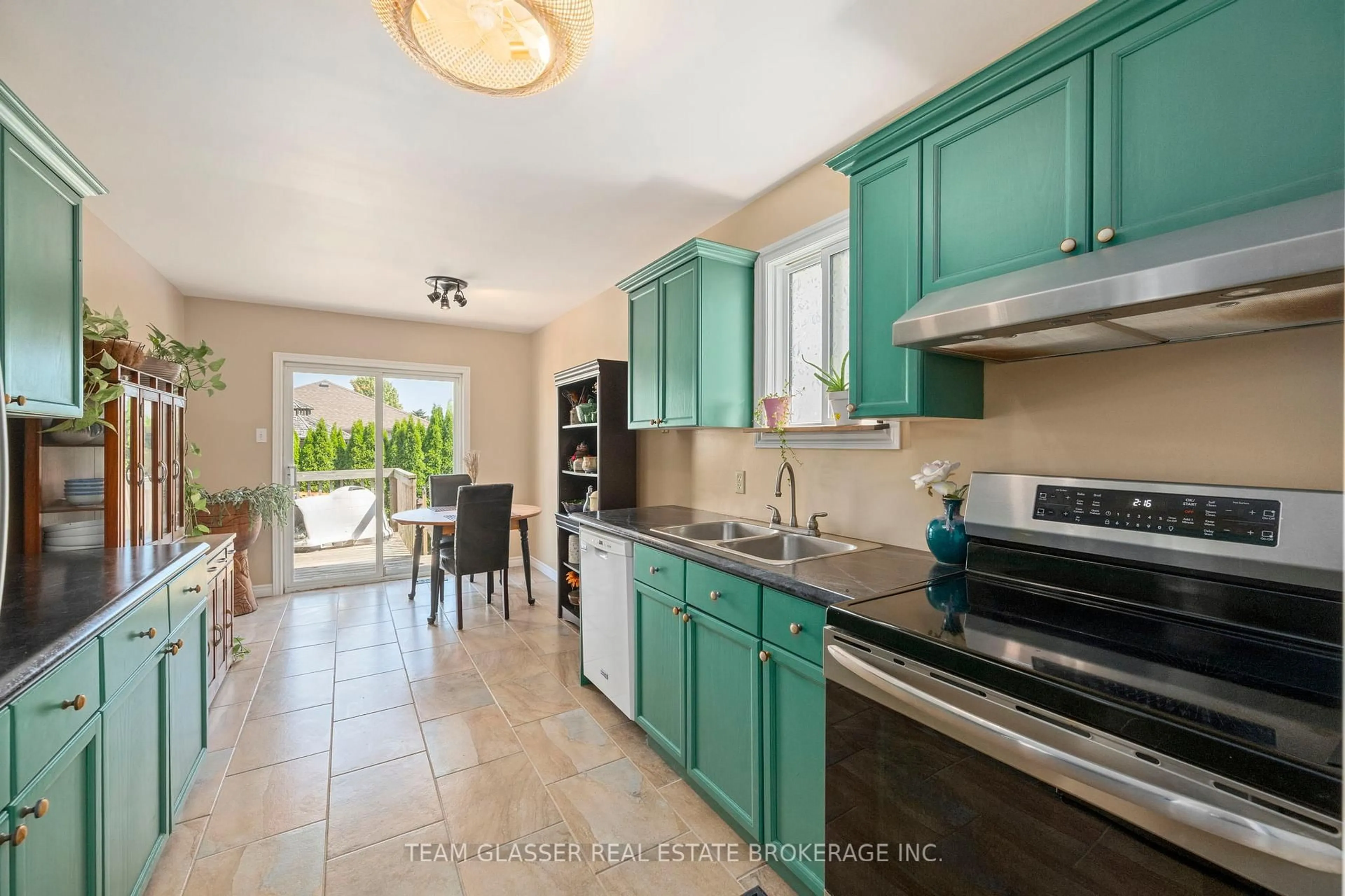 Open concept kitchen, ceramic/tile floor for 76 JUNO Dr, St. Thomas Ontario N5R 6E9