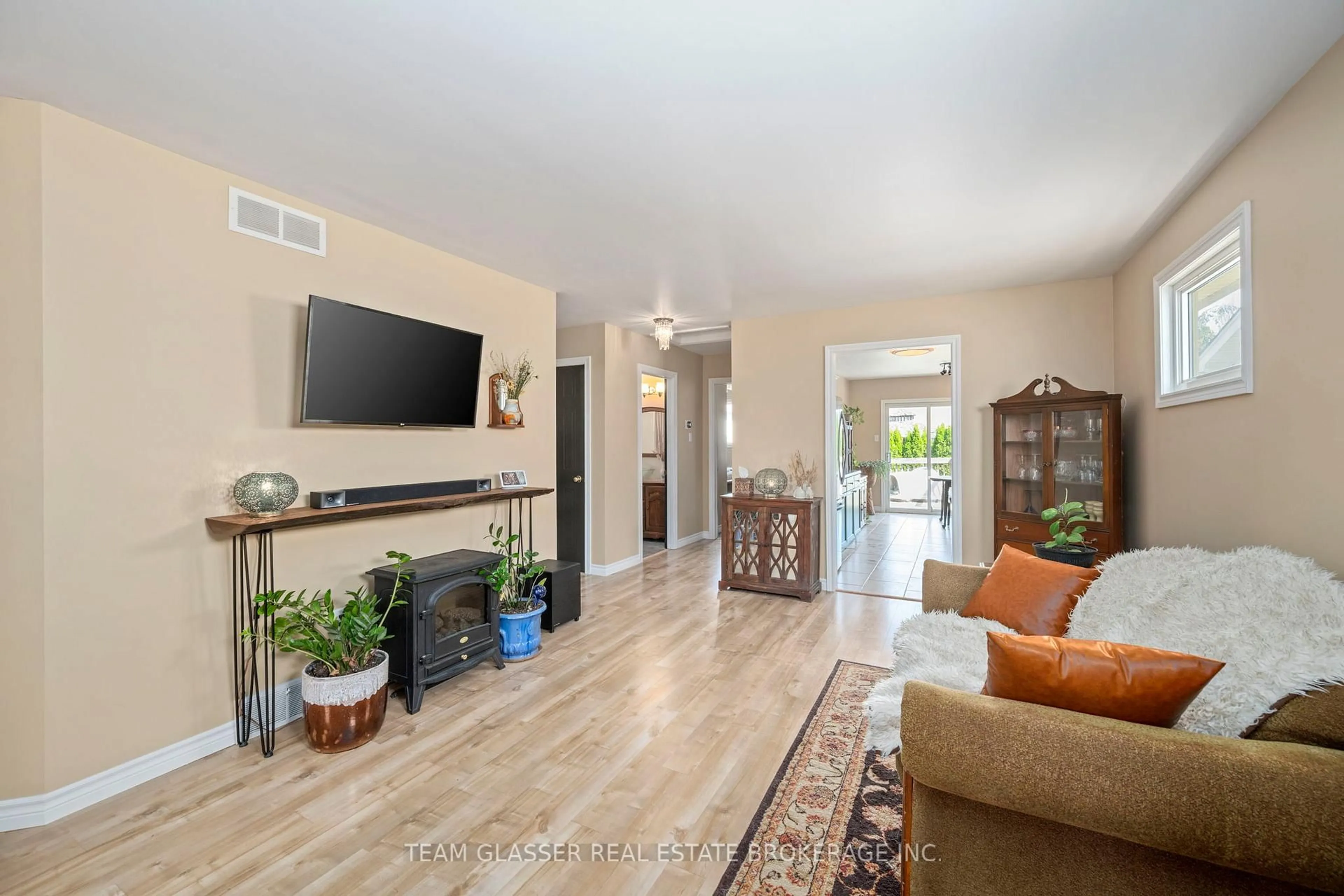 Living room with furniture, unknown for 76 JUNO Dr, St. Thomas Ontario N5R 6E9