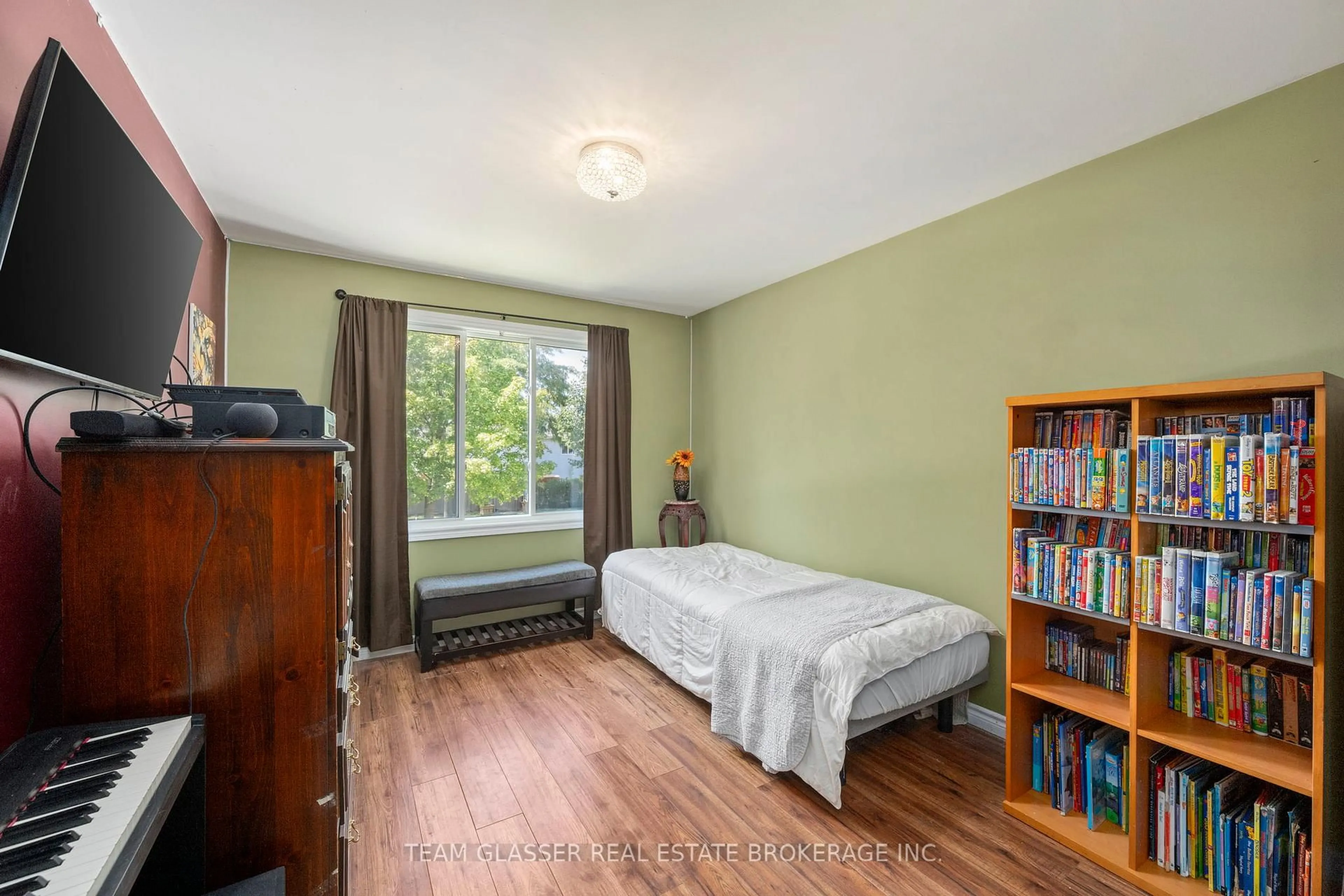 Bedroom with bed, wood/laminate floor for 76 JUNO Dr, St. Thomas Ontario N5R 6E9