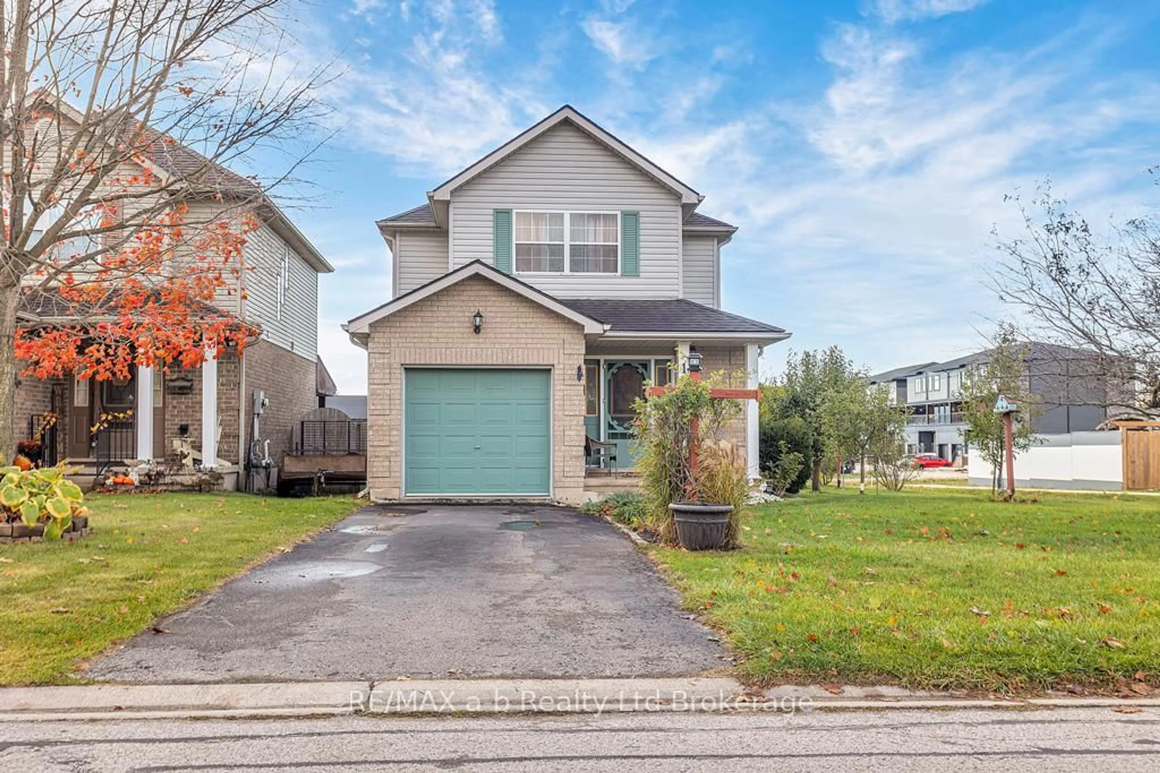 Home with vinyl exterior material, street for 13 Southridge Rd, Tillsonburg Ontario N4G 5T8