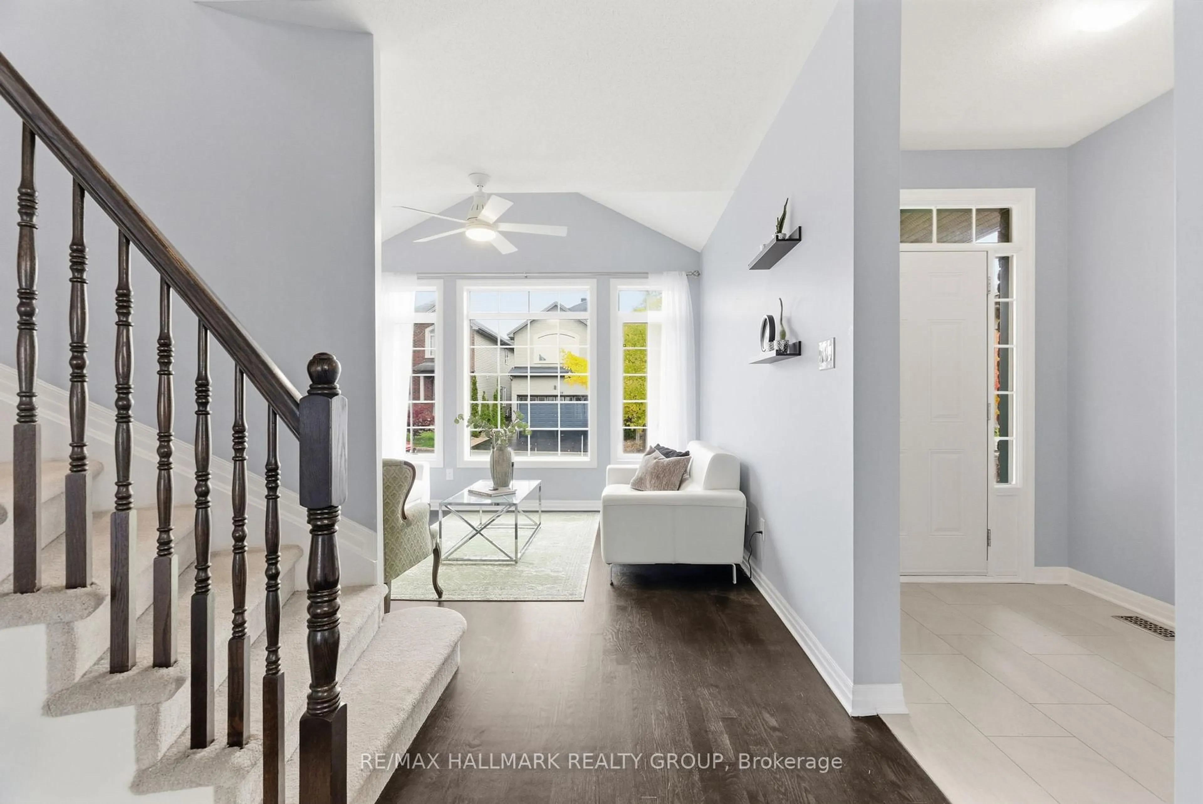 Indoor entryway for 677 SUNBURST St, Ottawa Ontario K1T 0L2