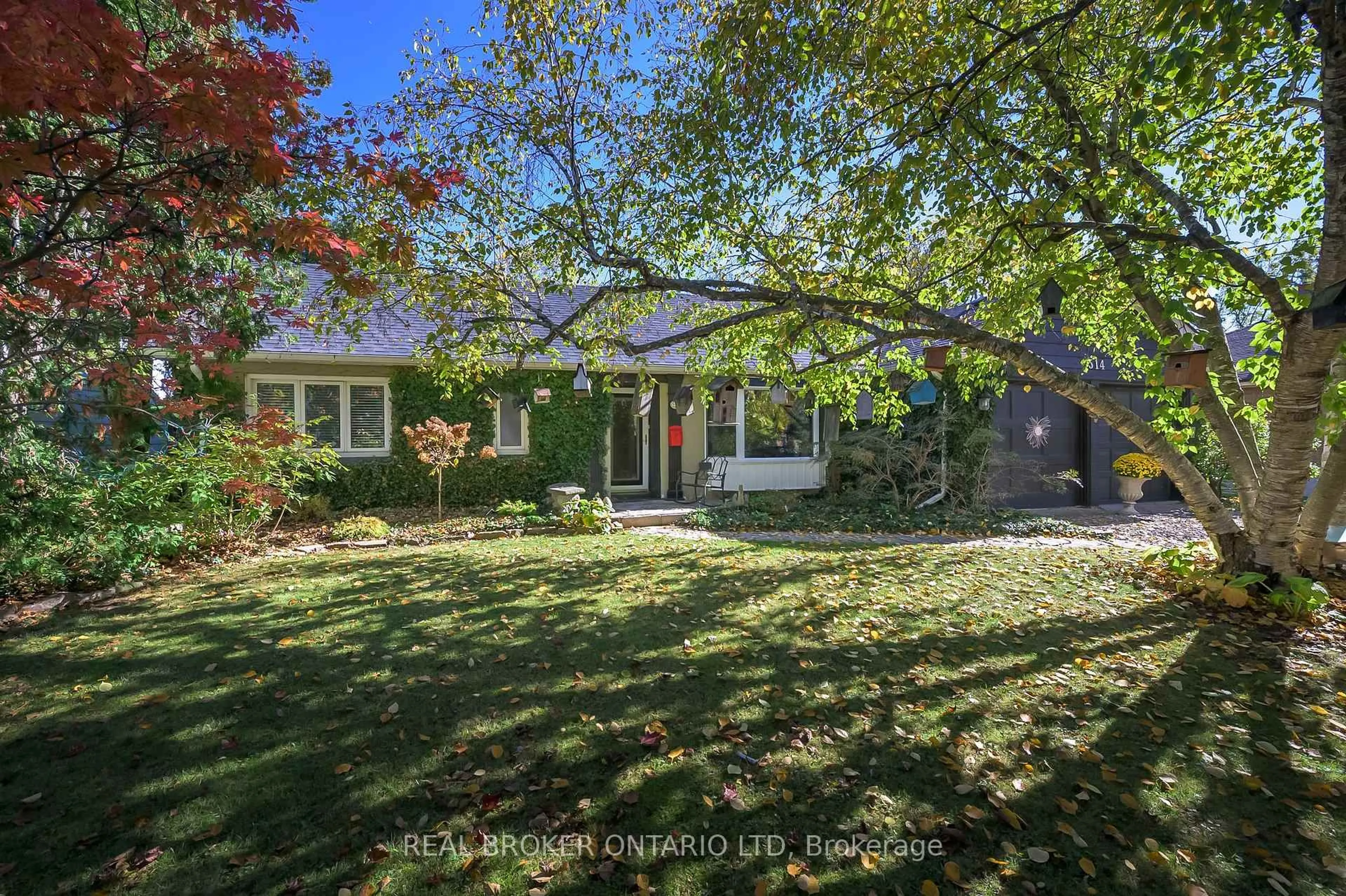 A pic from outside/outdoor area/front of a property/back of a property/a pic from drone, street for 514 Upper Queen St, London South Ontario N6C 3T9