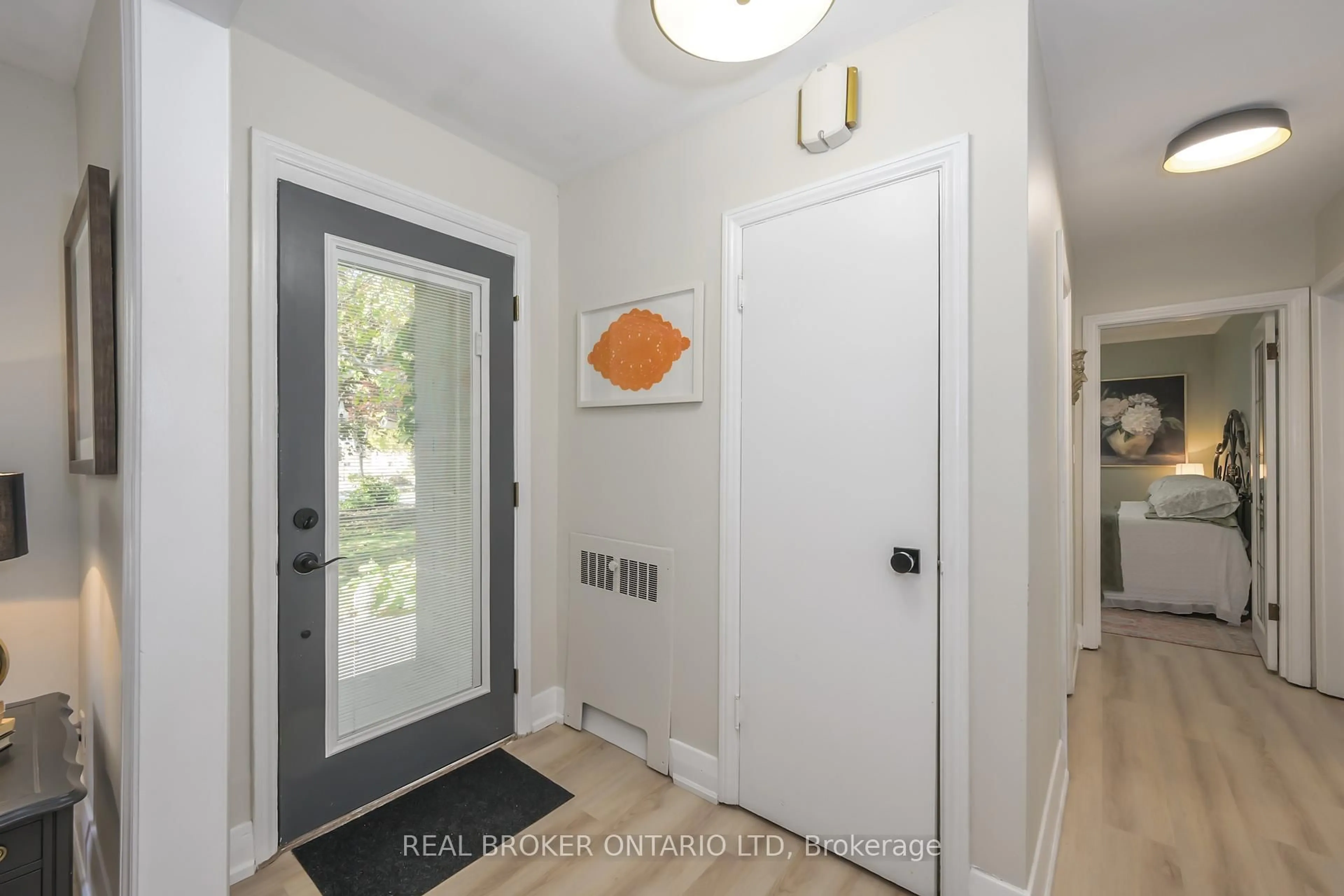 Indoor entryway for 514 Upper Queen St, London South Ontario N6C 3T9