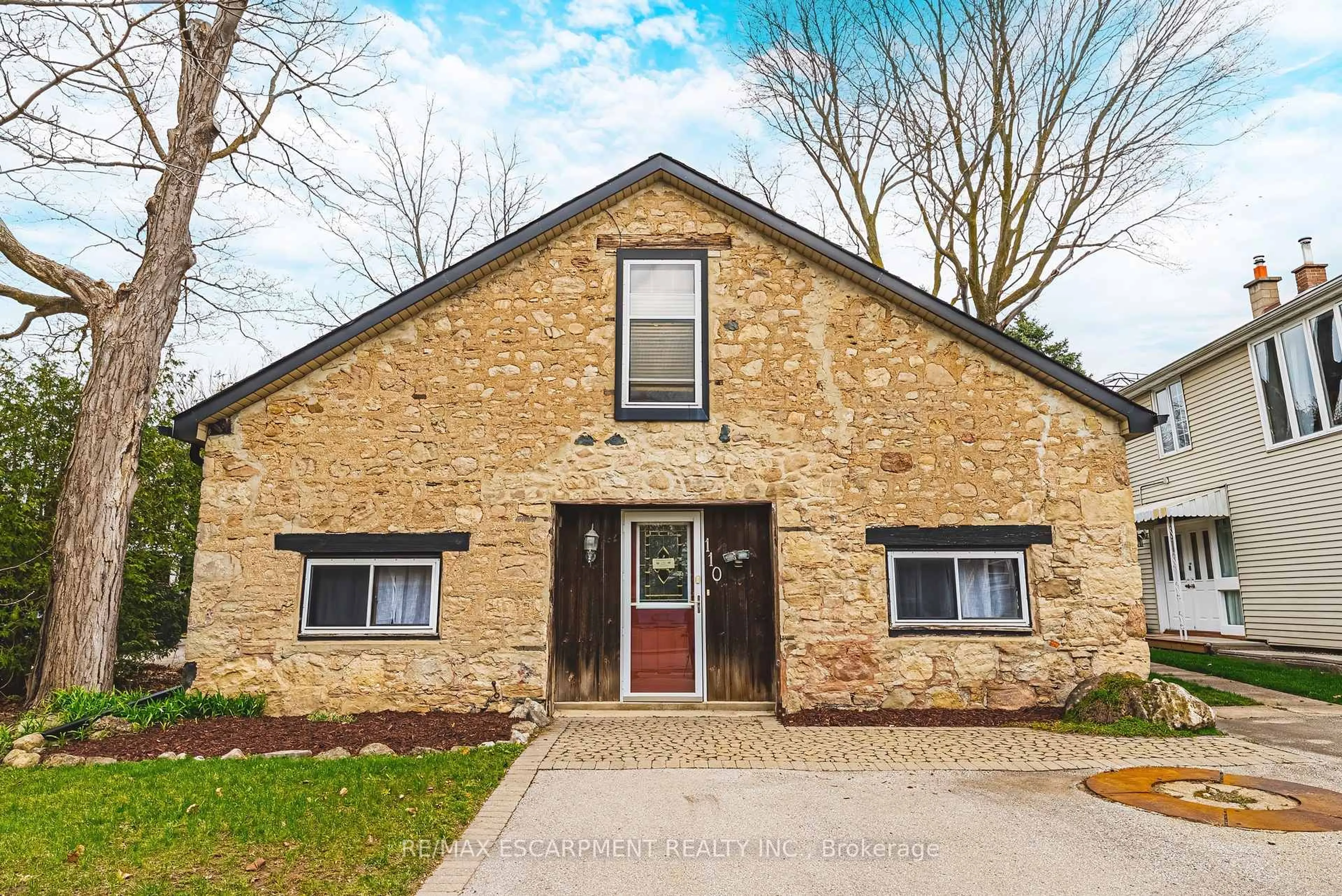 A pic from outside/outdoor area/front of a property/back of a property/a pic from drone, building for 110 Freelton Rd, Hamilton Ontario L8B 0Z3