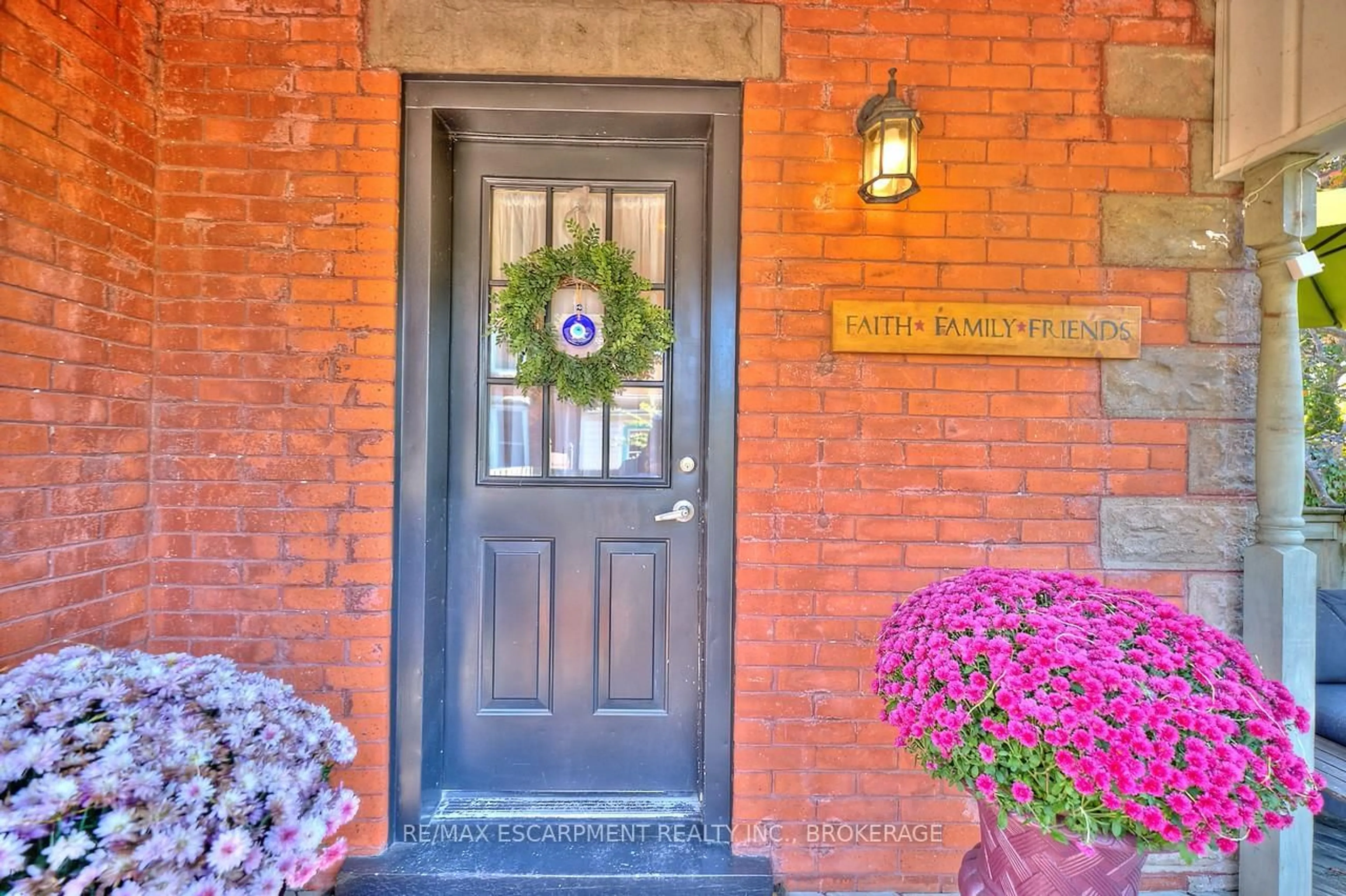 Indoor entryway for 312 Clarence St, Port Colborne Ontario L3K 3G8