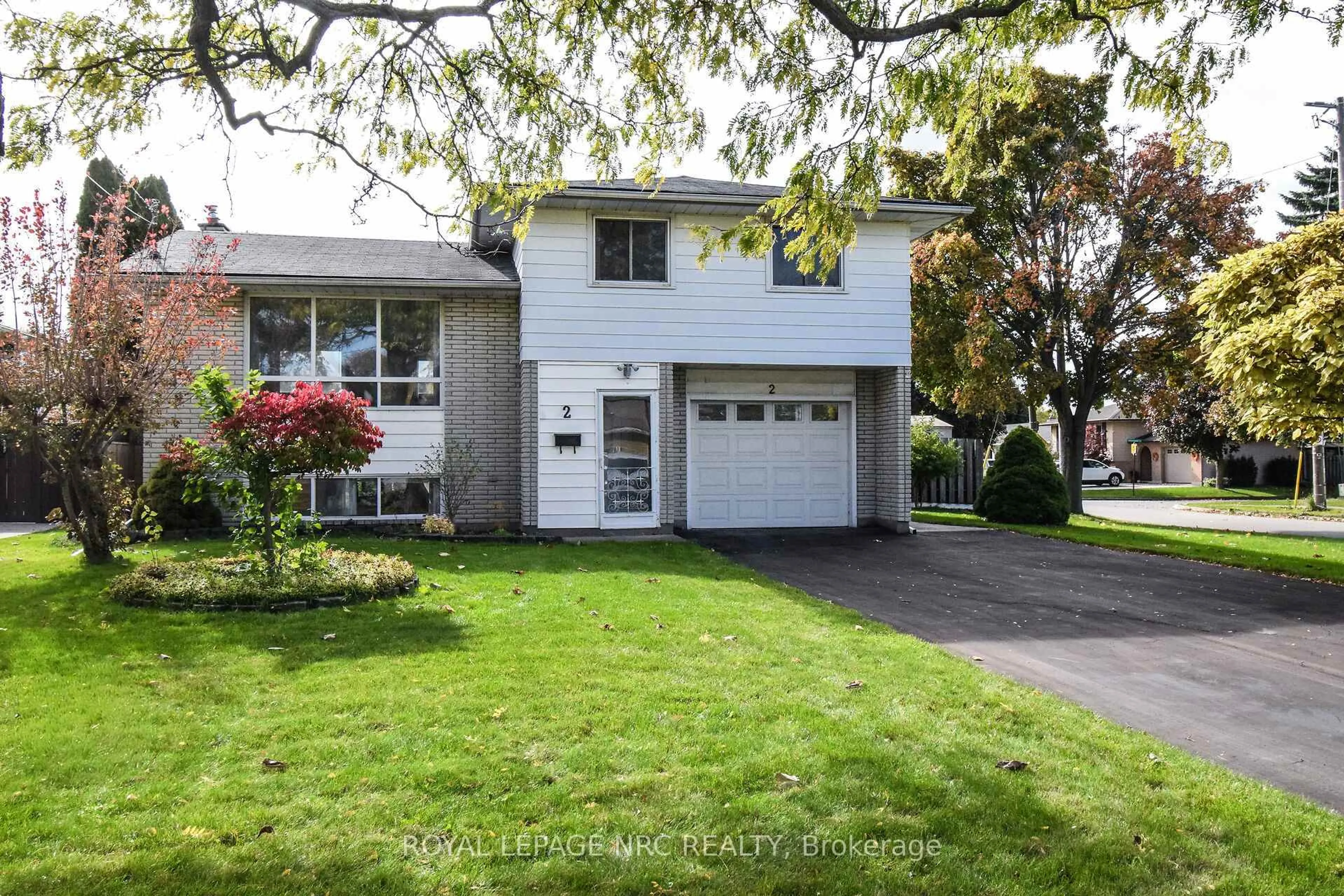 Home with vinyl exterior material, street for 2 Ashley Circ, St. Catharines Ontario L2N 1L8