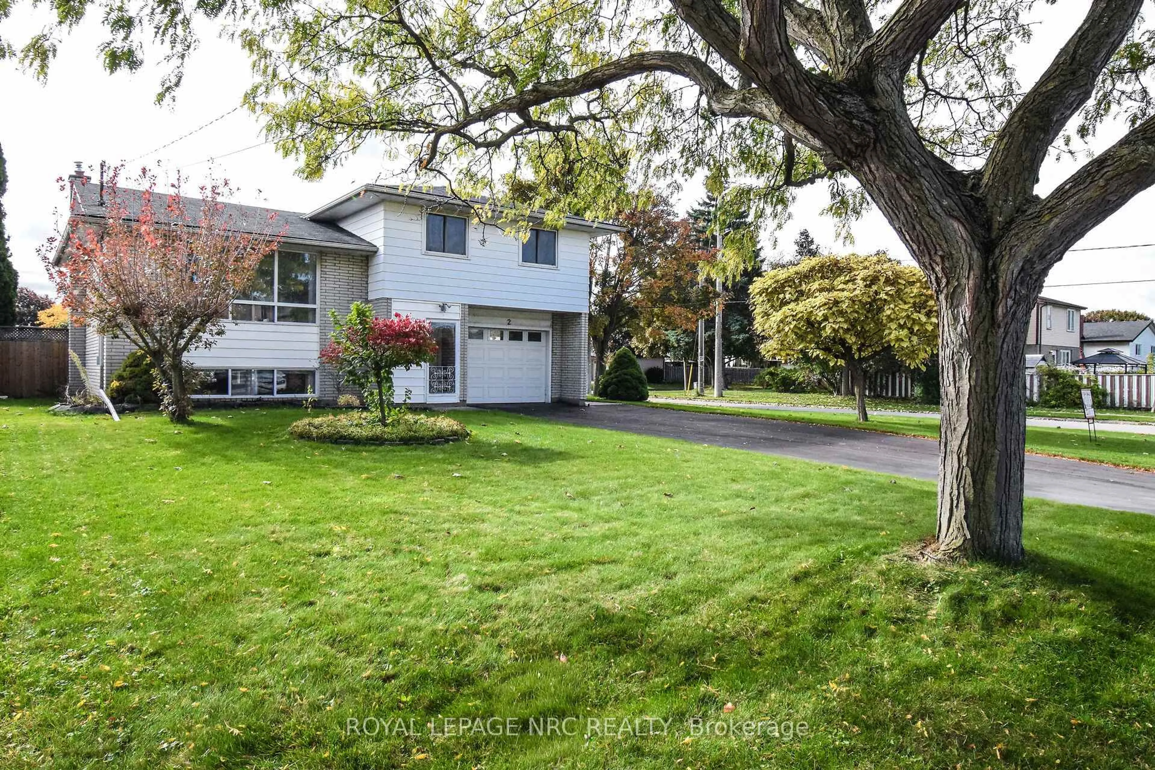 Home with vinyl exterior material, street for 2 Ashley Circ, St. Catharines Ontario L2N 1L8