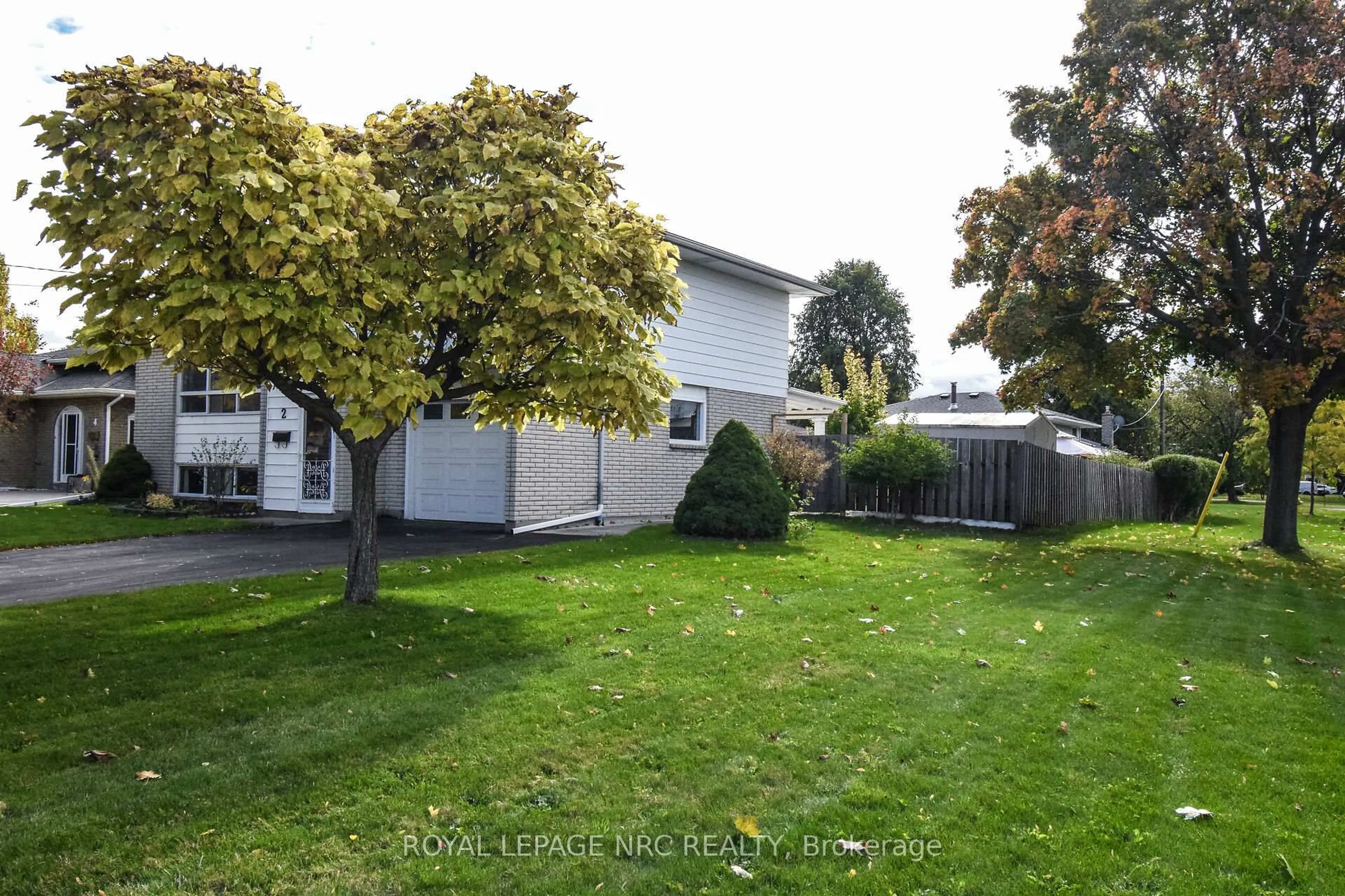 A pic from outside/outdoor area/front of a property/back of a property/a pic from drone, street for 2 Ashley Circ, St. Catharines Ontario L2N 1L8