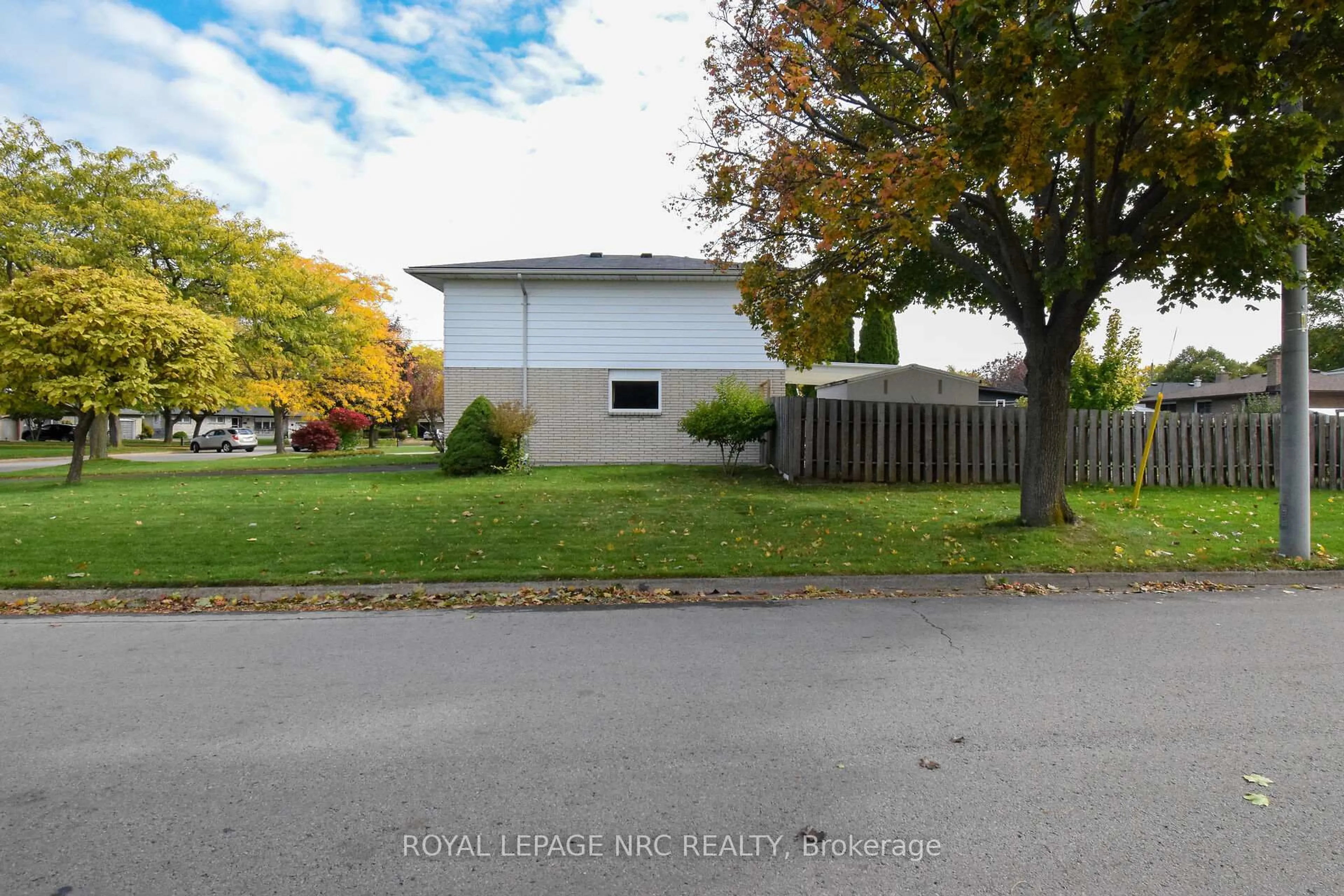 A pic from outside/outdoor area/front of a property/back of a property/a pic from drone, street for 2 Ashley Circ, St. Catharines Ontario L2N 1L8