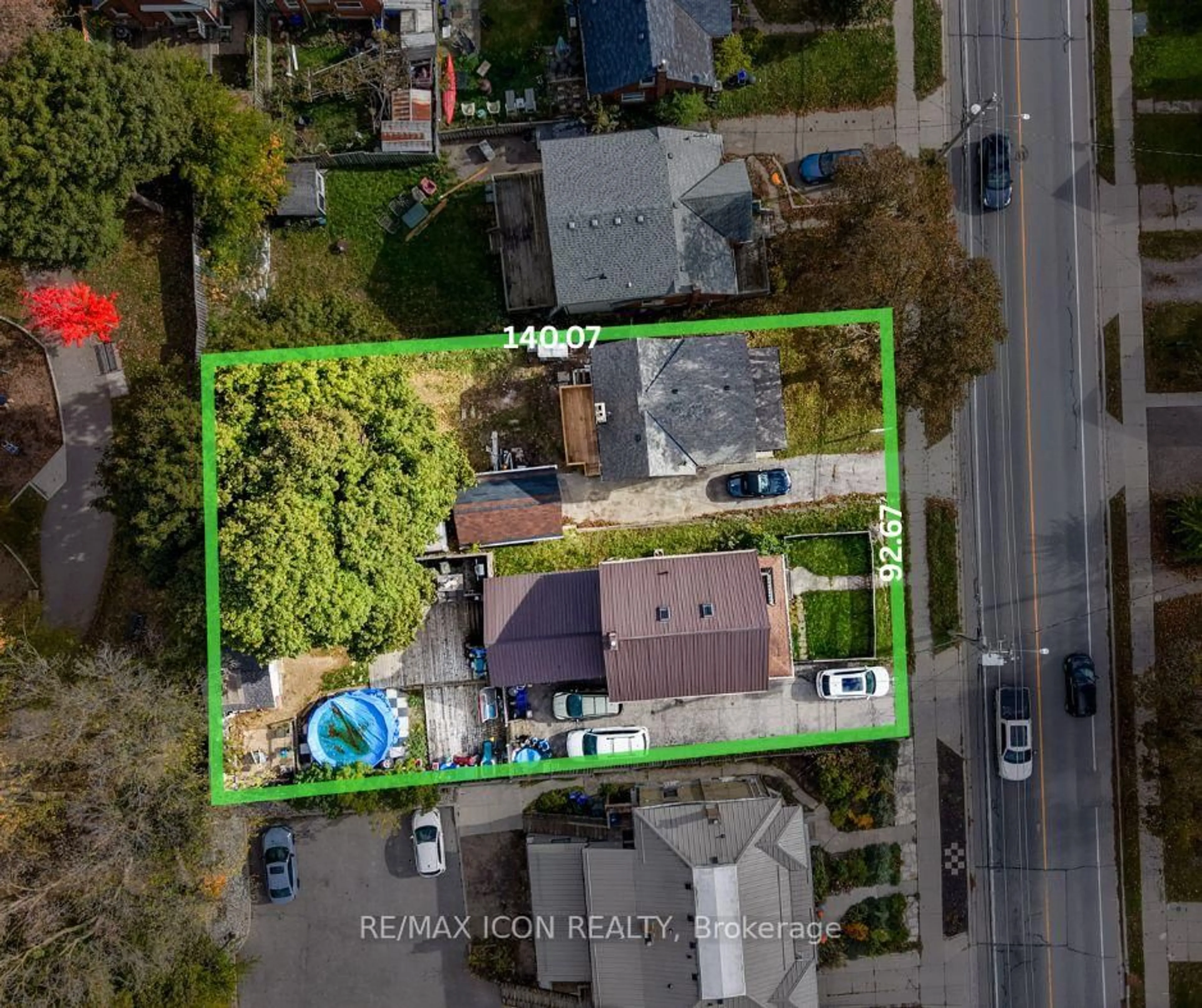 A pic from outside/outdoor area/front of a property/back of a property/a pic from drone, street for 138 Courtland Ave, Kitchener Ontario N2G 2V1