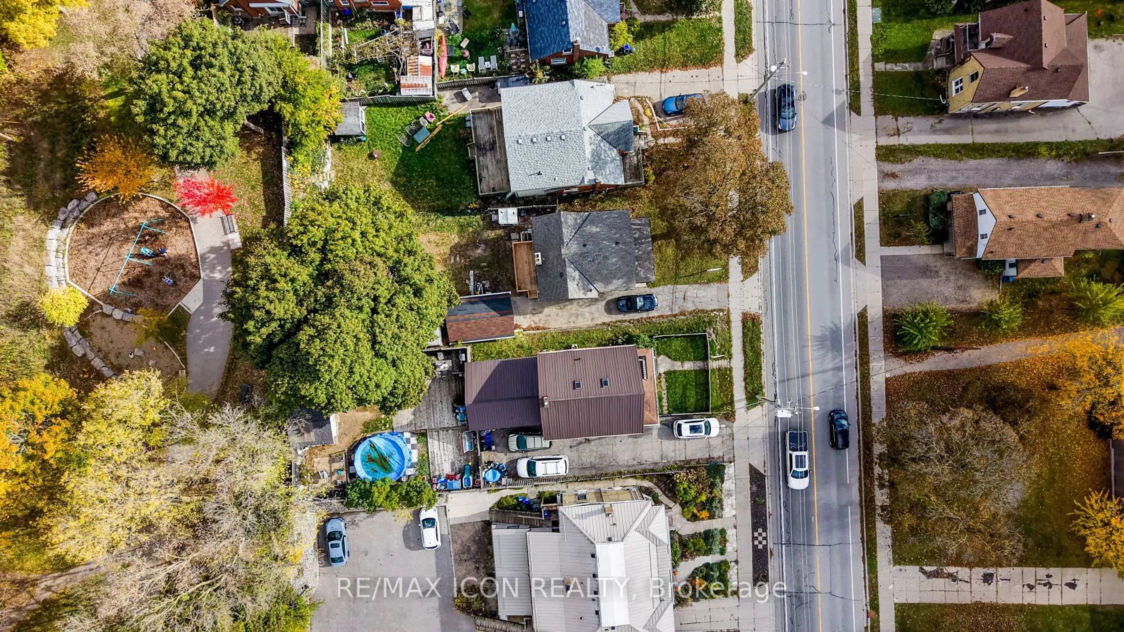 A pic from outside/outdoor area/front of a property/back of a property/a pic from drone, street for 138 Courtland Ave, Kitchener Ontario N2G 2V1