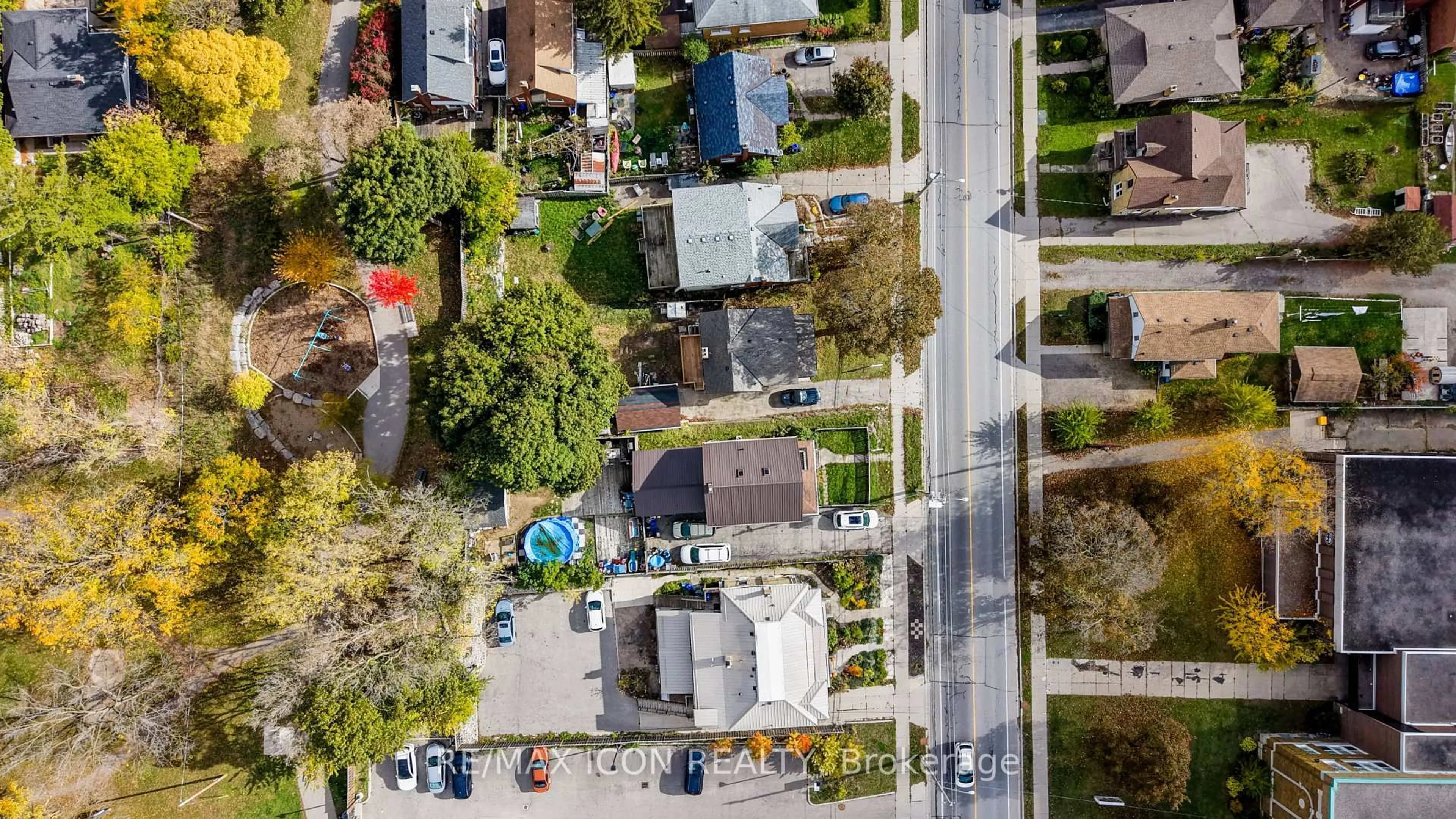 A pic from outside/outdoor area/front of a property/back of a property/a pic from drone, street for 138 Courtland Ave, Kitchener Ontario N2G 2V1