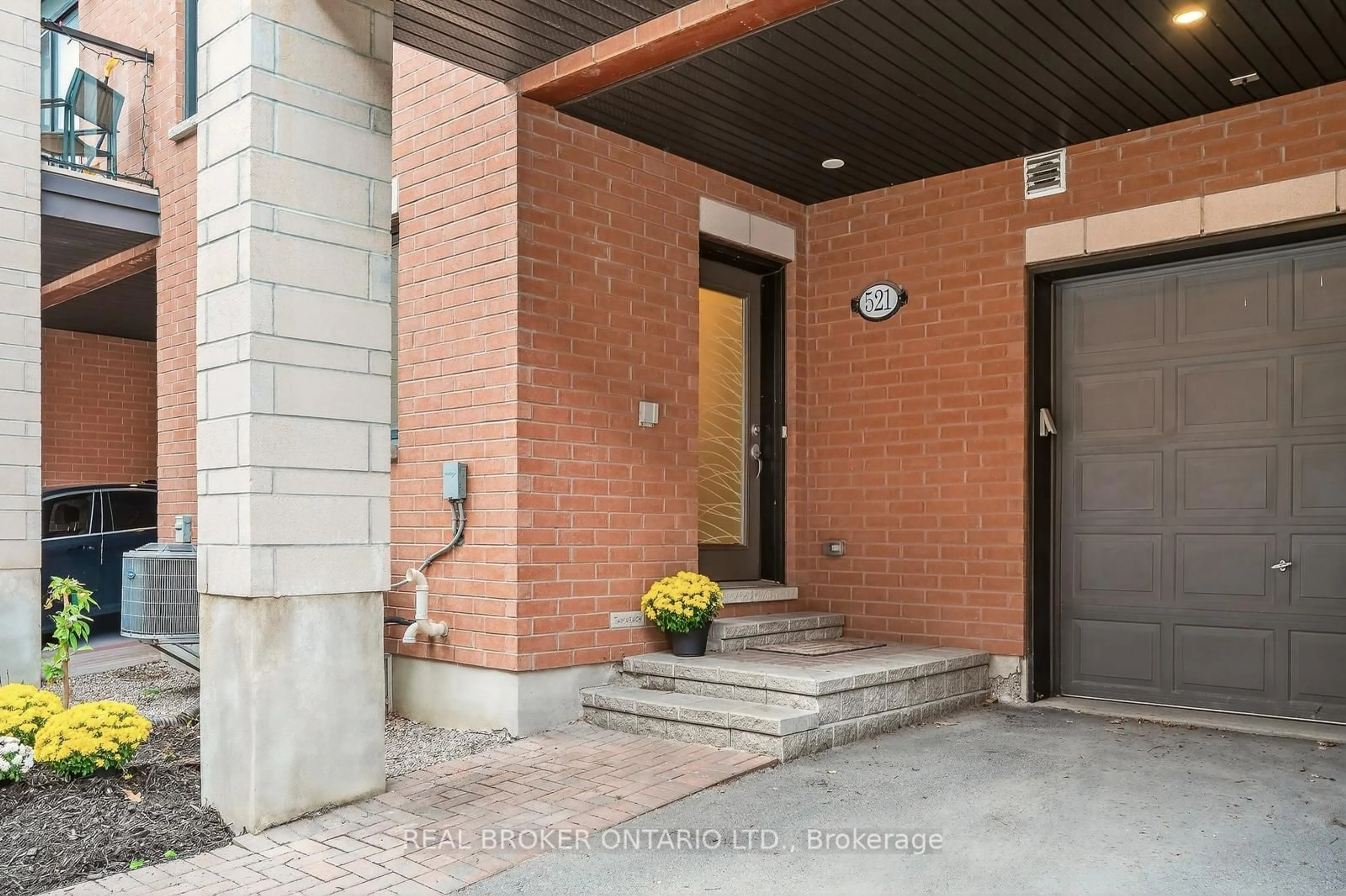 Indoor foyer for 521 Chaperal Private, Ottawa Ontario K4A 0Y2