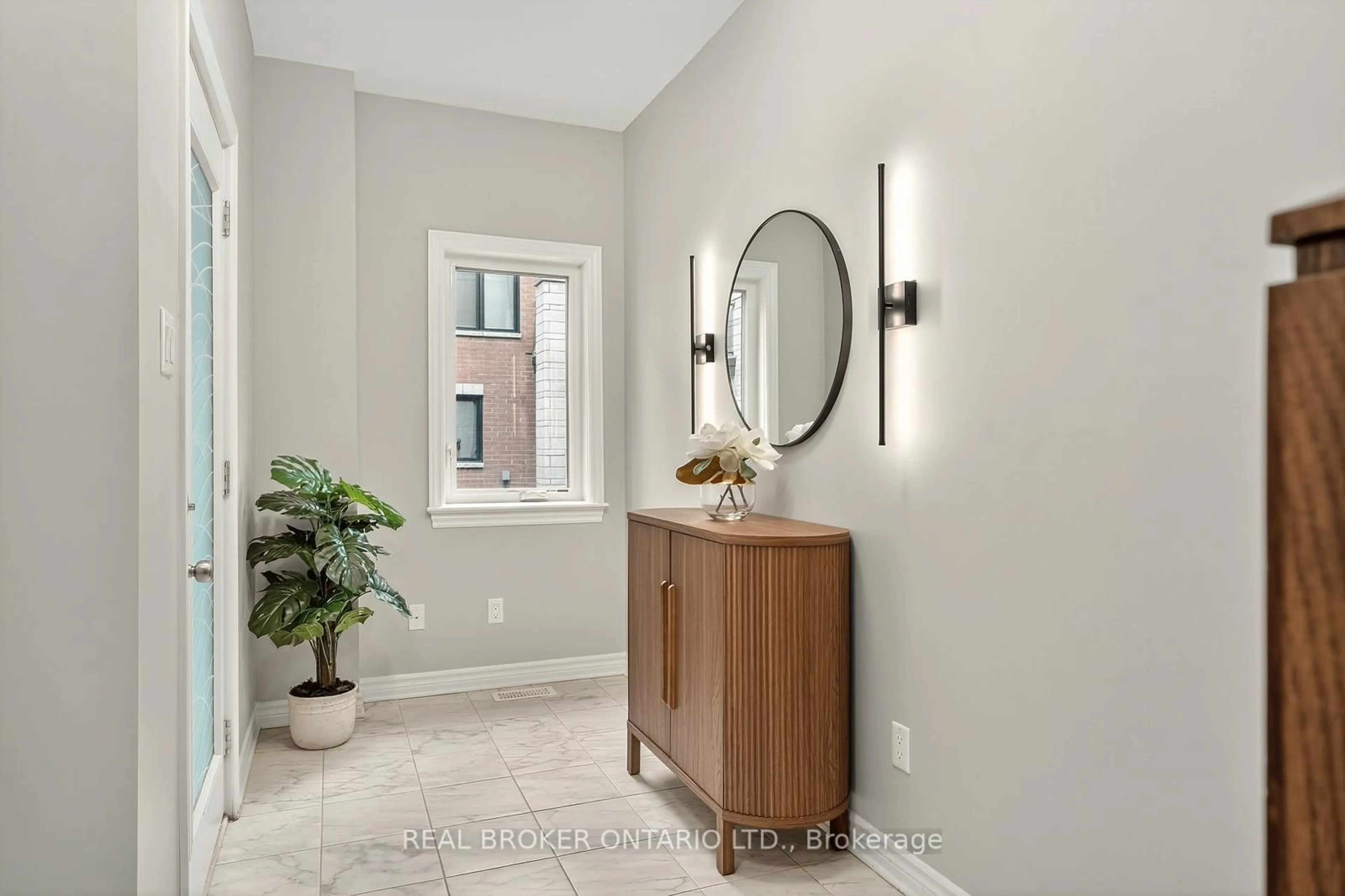 Indoor entryway for 521 Chaperal Private, Ottawa Ontario K4A 0Y2