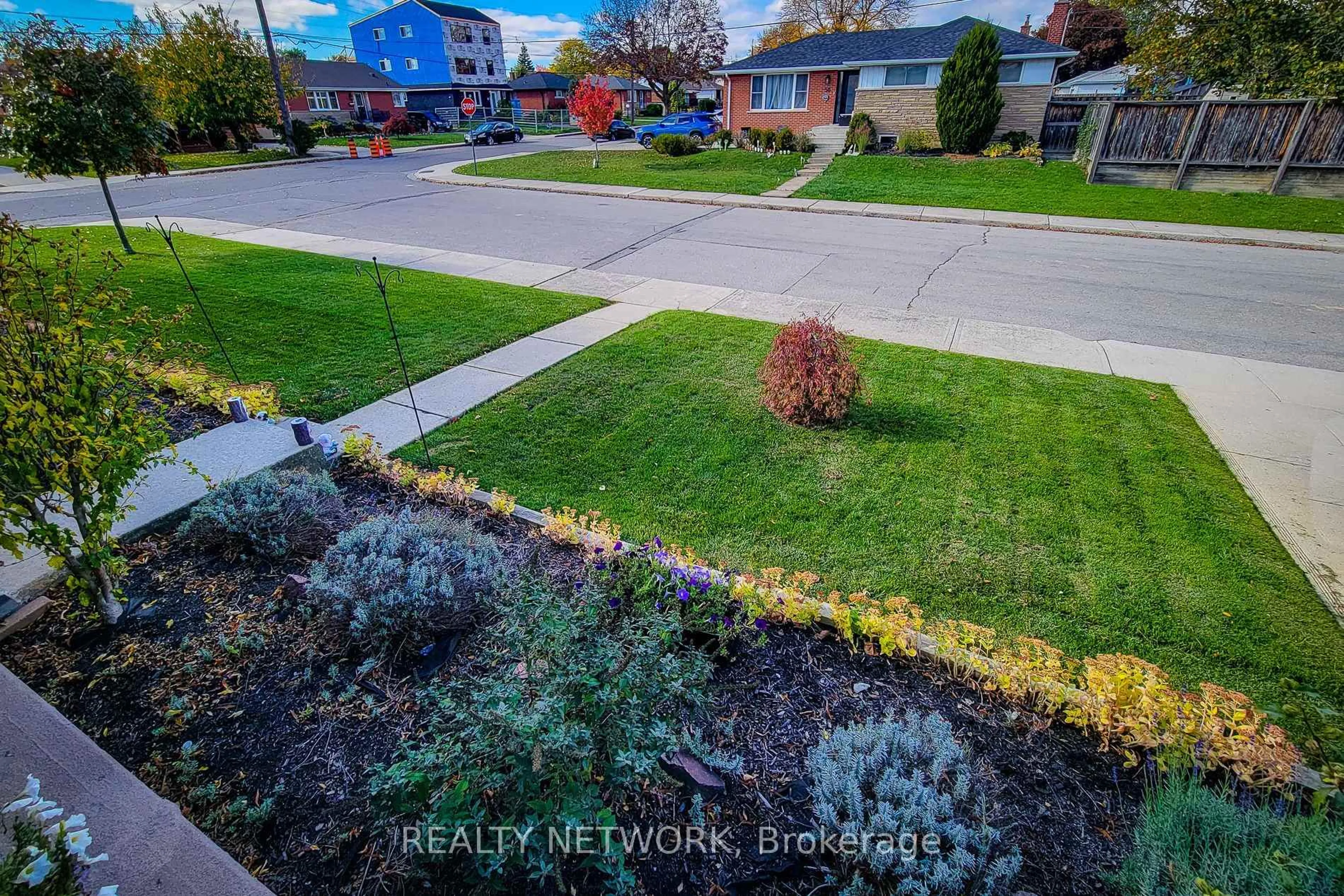 A pic from outside/outdoor area/front of a property/back of a property/a pic from drone, street for 49 Nottingham Ave, Hamilton Ontario L8T 3N5