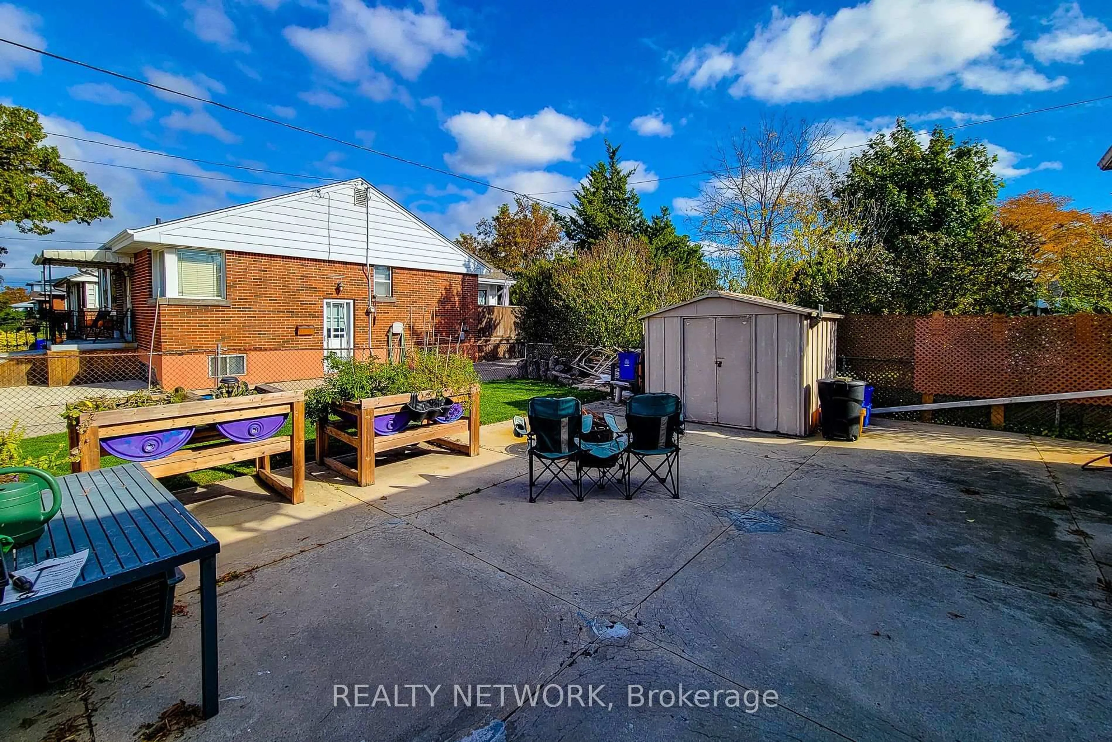 A pic from outside/outdoor area/front of a property/back of a property/a pic from drone, street for 49 Nottingham Ave, Hamilton Ontario L8T 3N5