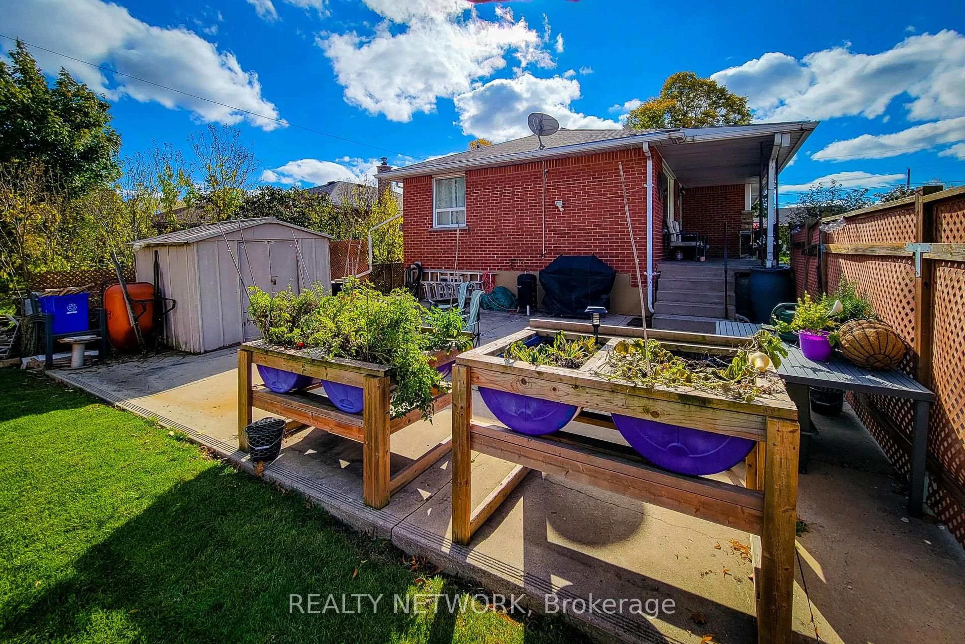 A pic from outside/outdoor area/front of a property/back of a property/a pic from drone, street for 49 Nottingham Ave, Hamilton Ontario L8T 3N5