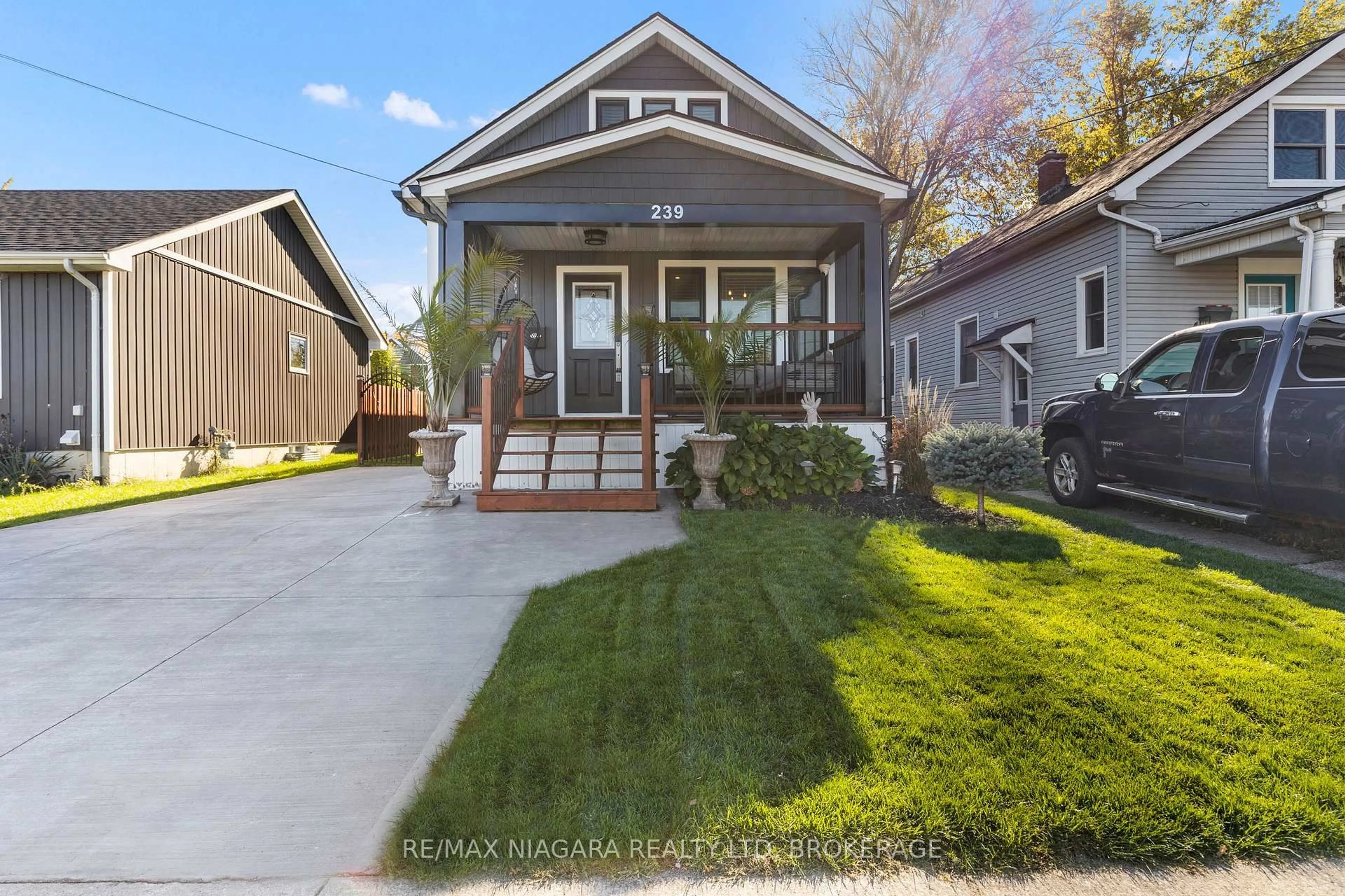 Home with vinyl exterior material, street for 239 Bowen Rd, Fort Erie Ontario L2A 2Y6