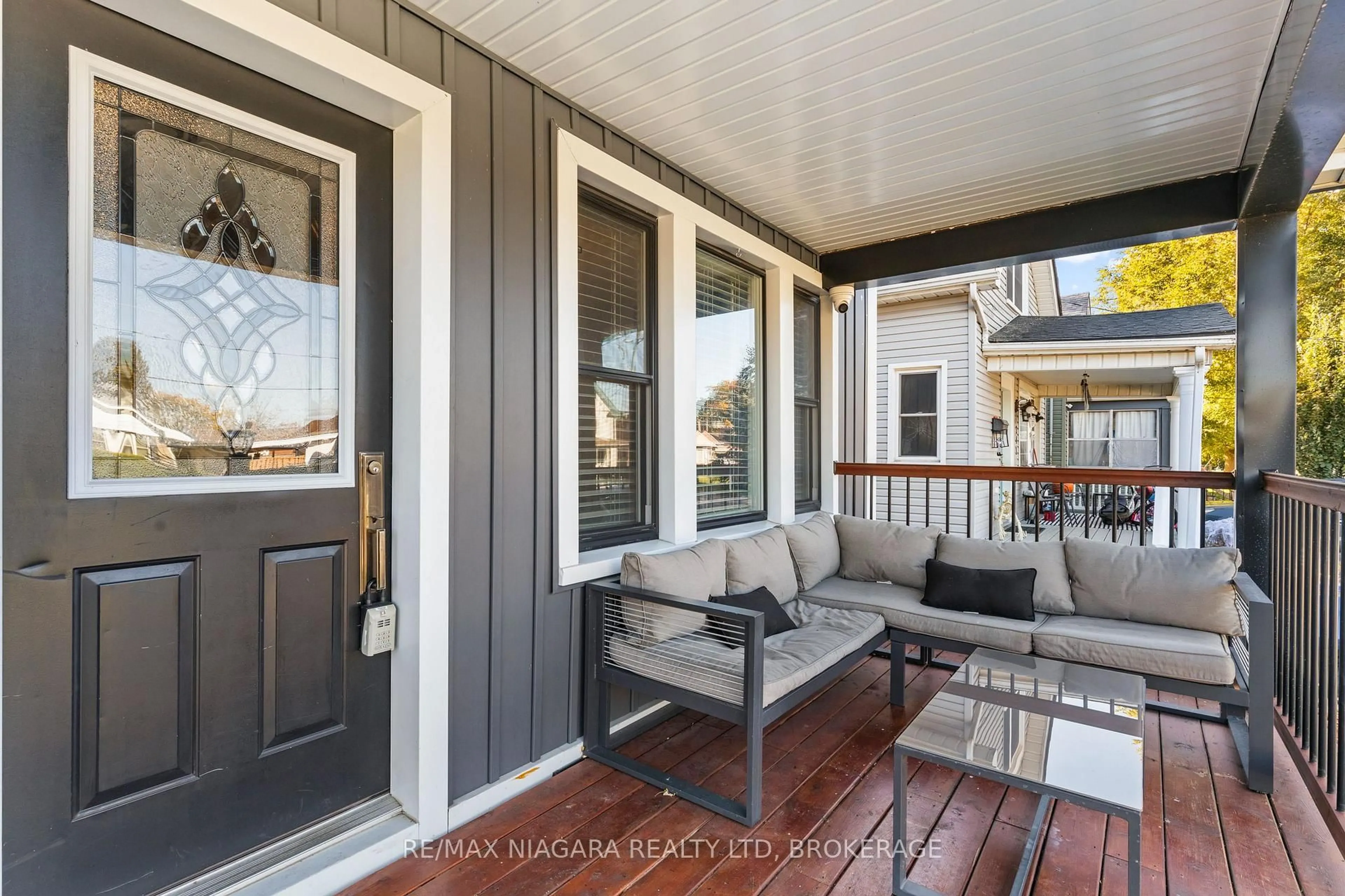 Indoor entryway for 239 Bowen Rd, Fort Erie Ontario L2A 2Y6