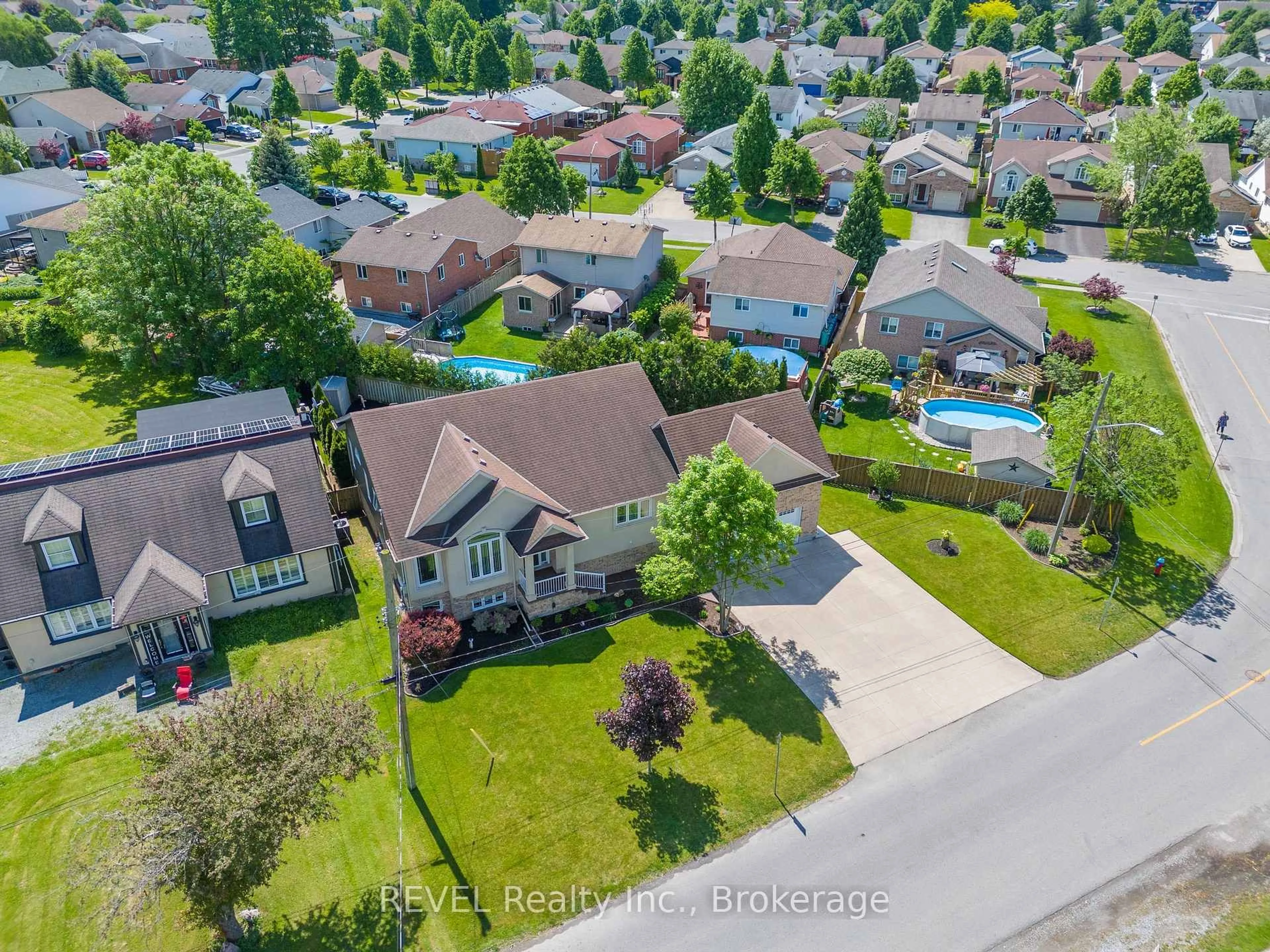 A pic from outside/outdoor area/front of a property/back of a property/a pic from drone, street for 8028 Booth St, Niagara Falls Ontario L2H 1E8