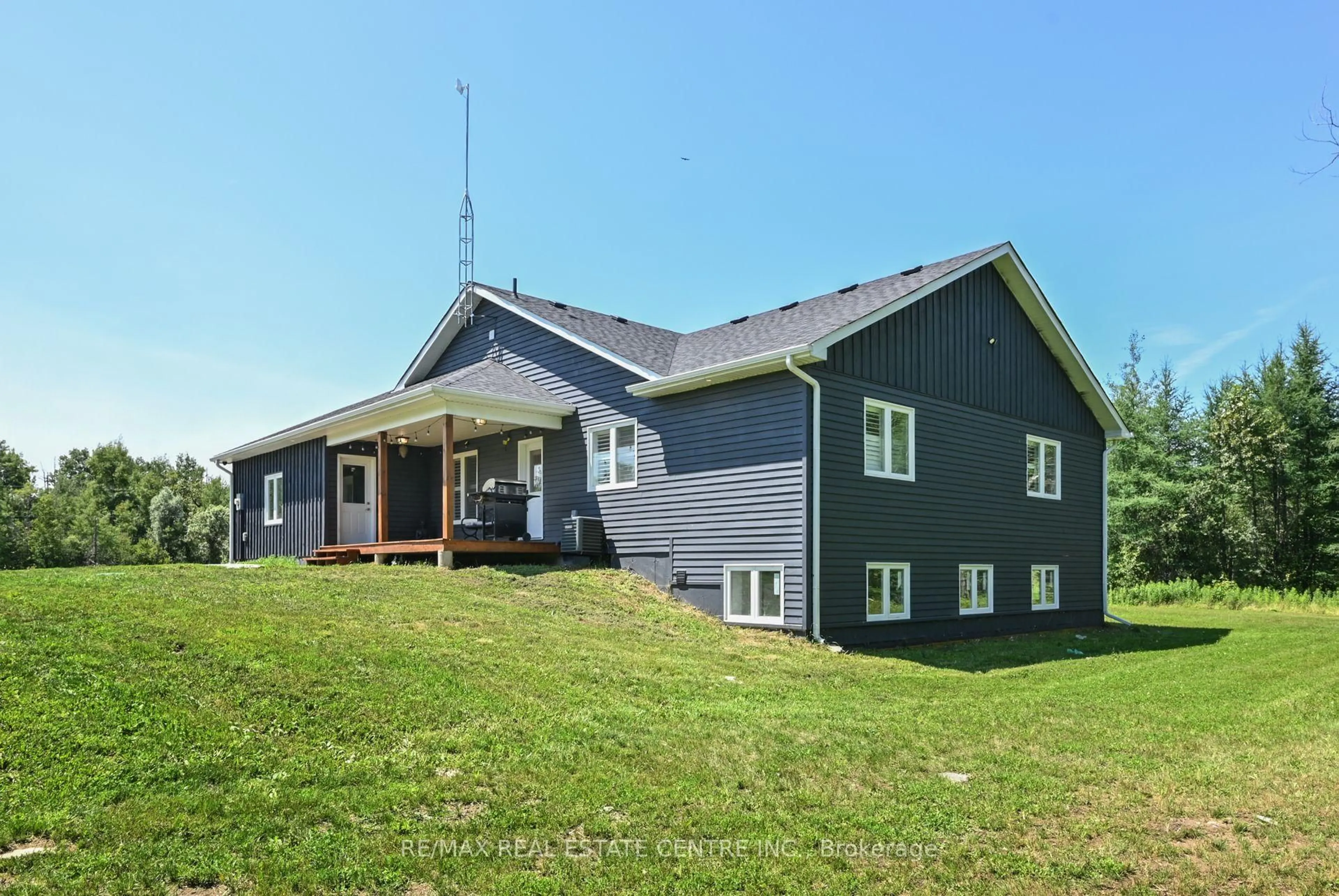 A pic from outside/outdoor area/front of a property/back of a property/a pic from drone, building for 375753 6th Line, Amaranth Ontario L9V 1K9