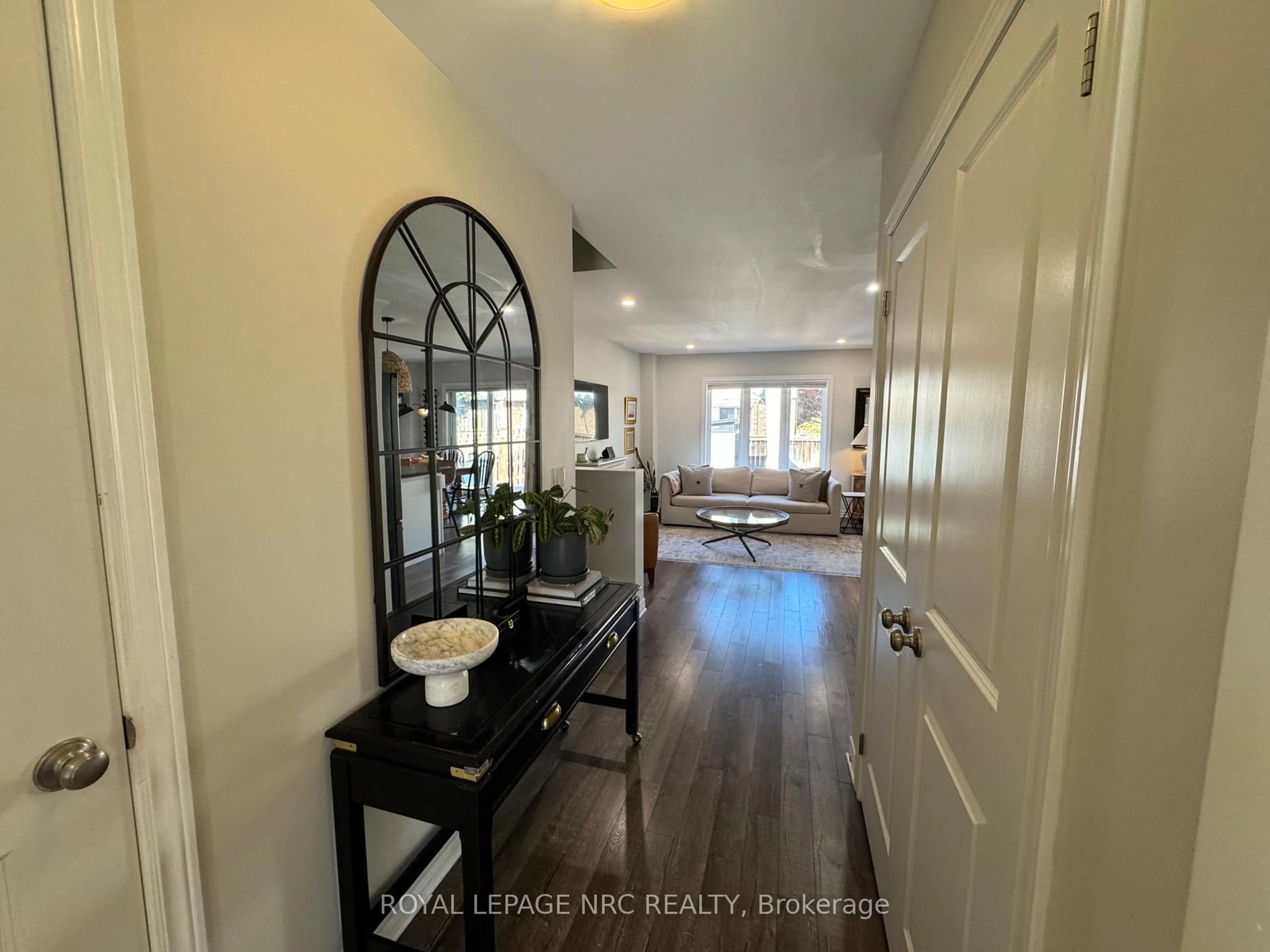 Indoor entryway for 11 Violet St, St. Catharines Ontario L2S 2X1