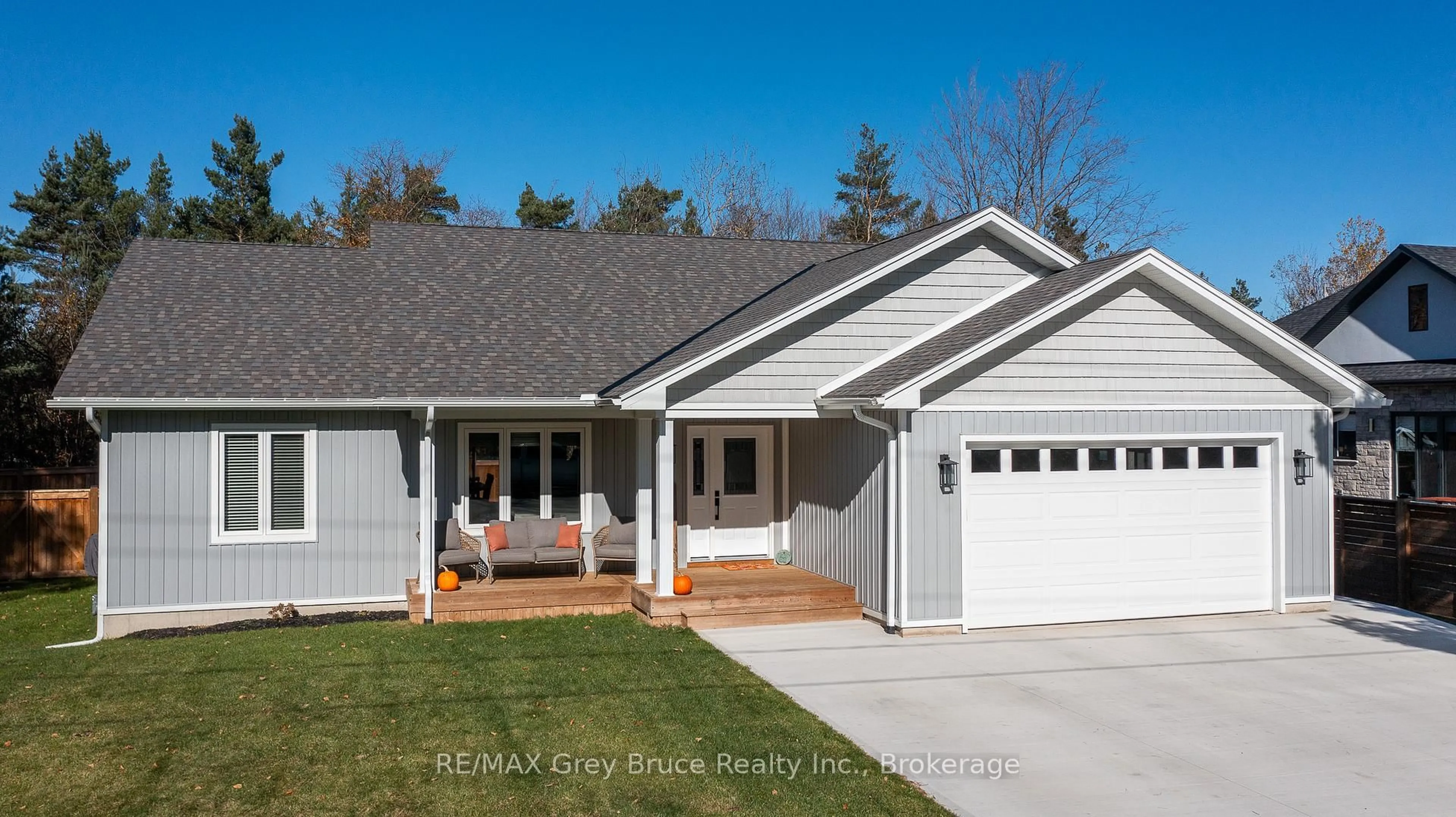 Home with vinyl exterior material, street for 611 Sixth St, South Bruce Peninsula Ontario N0H 2G0