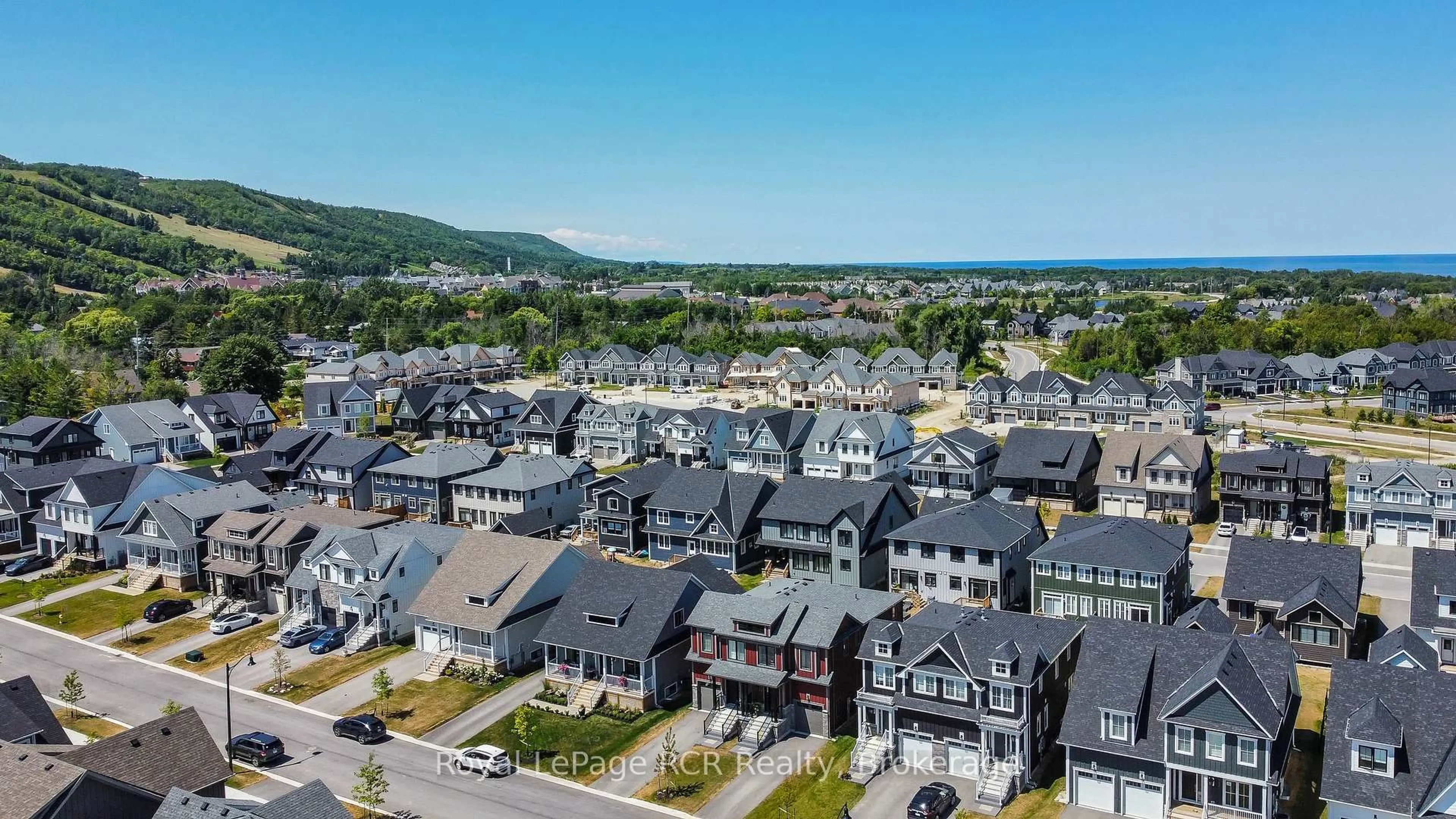 A pic from outside/outdoor area/front of a property/back of a property/a pic from drone, mountain view for 130 Courtland St, Blue Mountains Ontario L9Y 5L8