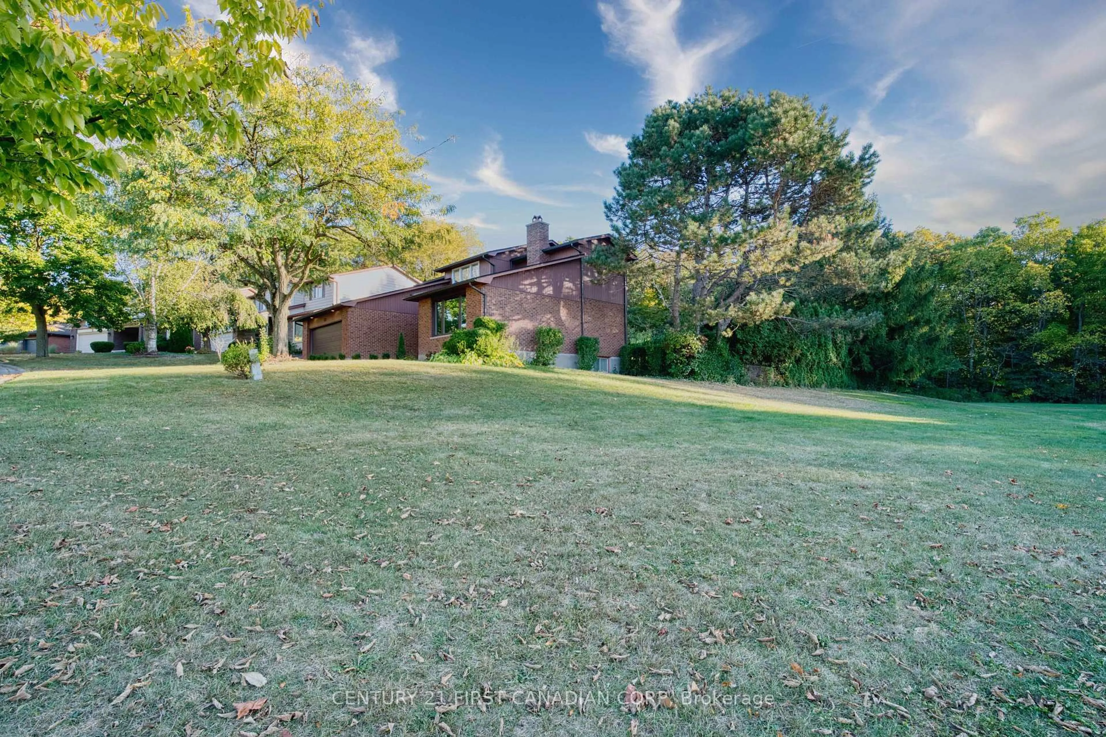 A pic from outside/outdoor area/front of a property/back of a property/a pic from drone, unknown for 33 Fourwinds Rd, London South Ontario N6K 3L1