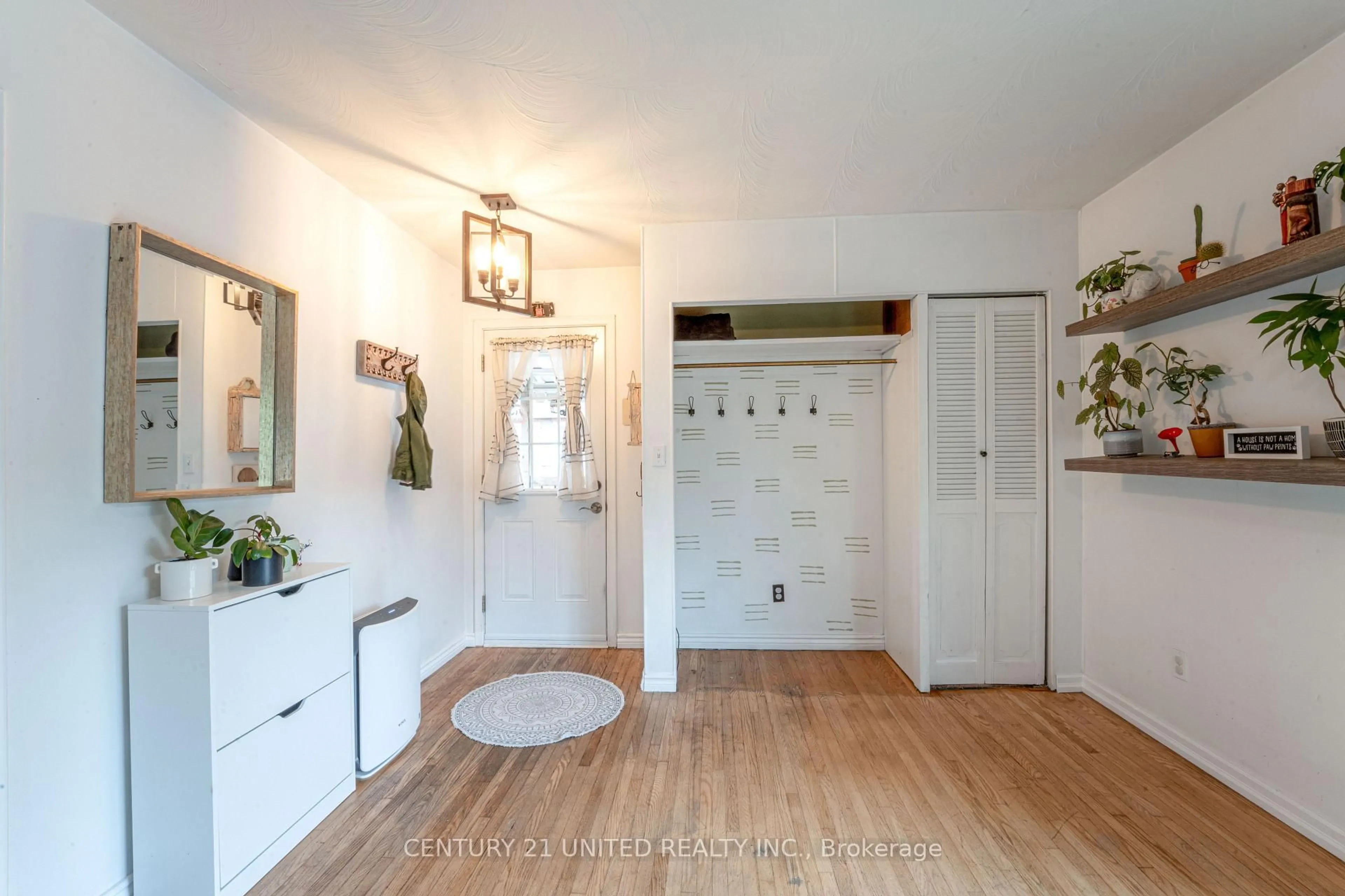 Indoor entryway for 273 Bennet St, Peterborough Ontario K9H 5B8