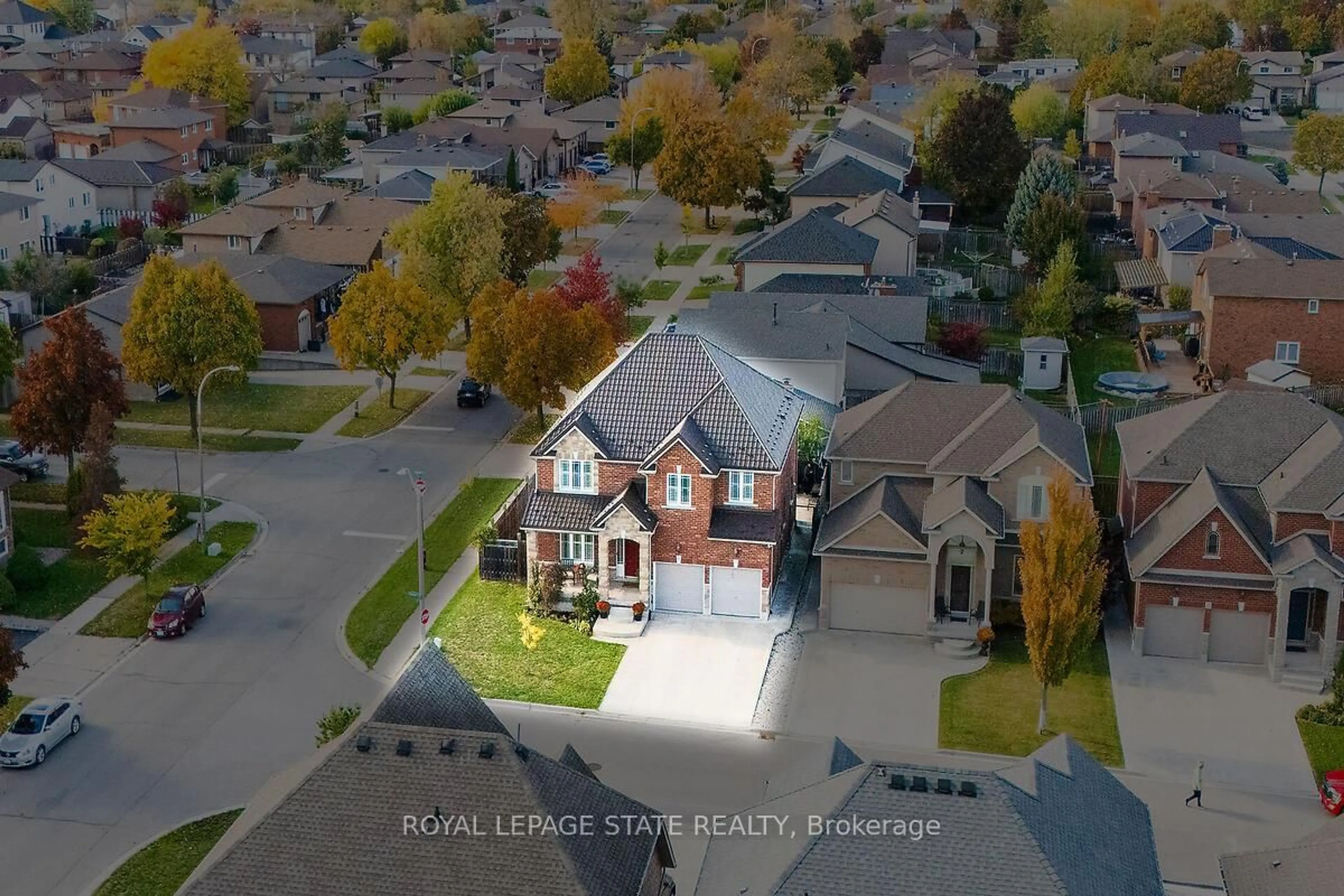 A pic from outside/outdoor area/front of a property/back of a property/a pic from drone, street for 3 Sasha Crt, Hamilton Ontario L8E 0A3