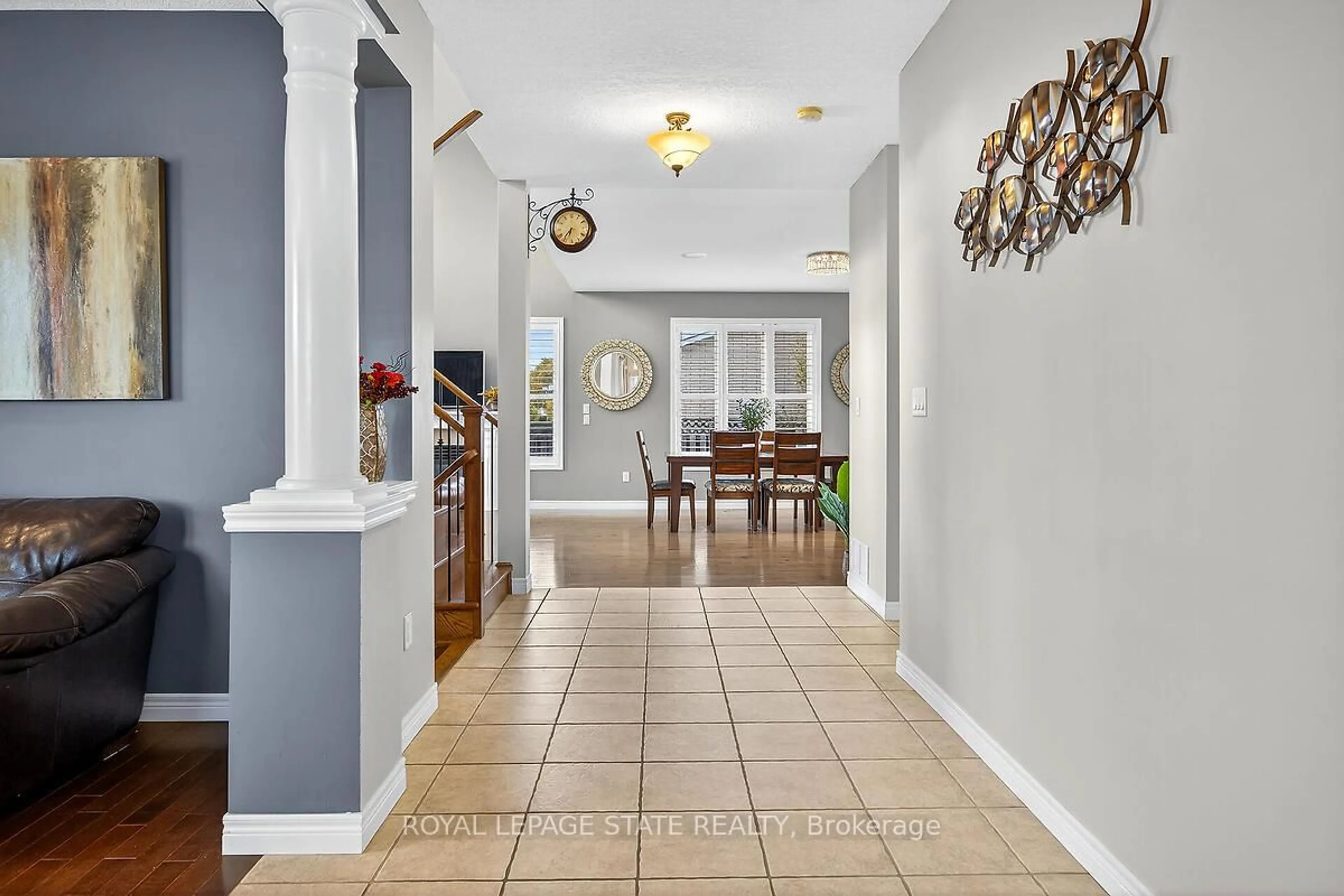 Indoor entryway for 3 Sasha Crt, Hamilton Ontario L8E 0A3