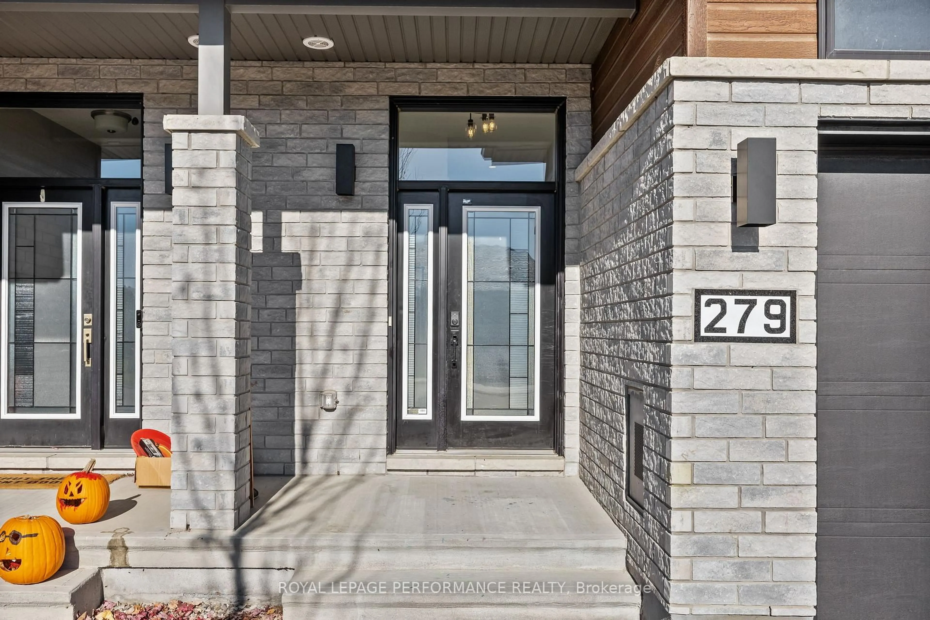 Indoor entryway for 279 Belfort St, Russell Ontario K0A 1W0