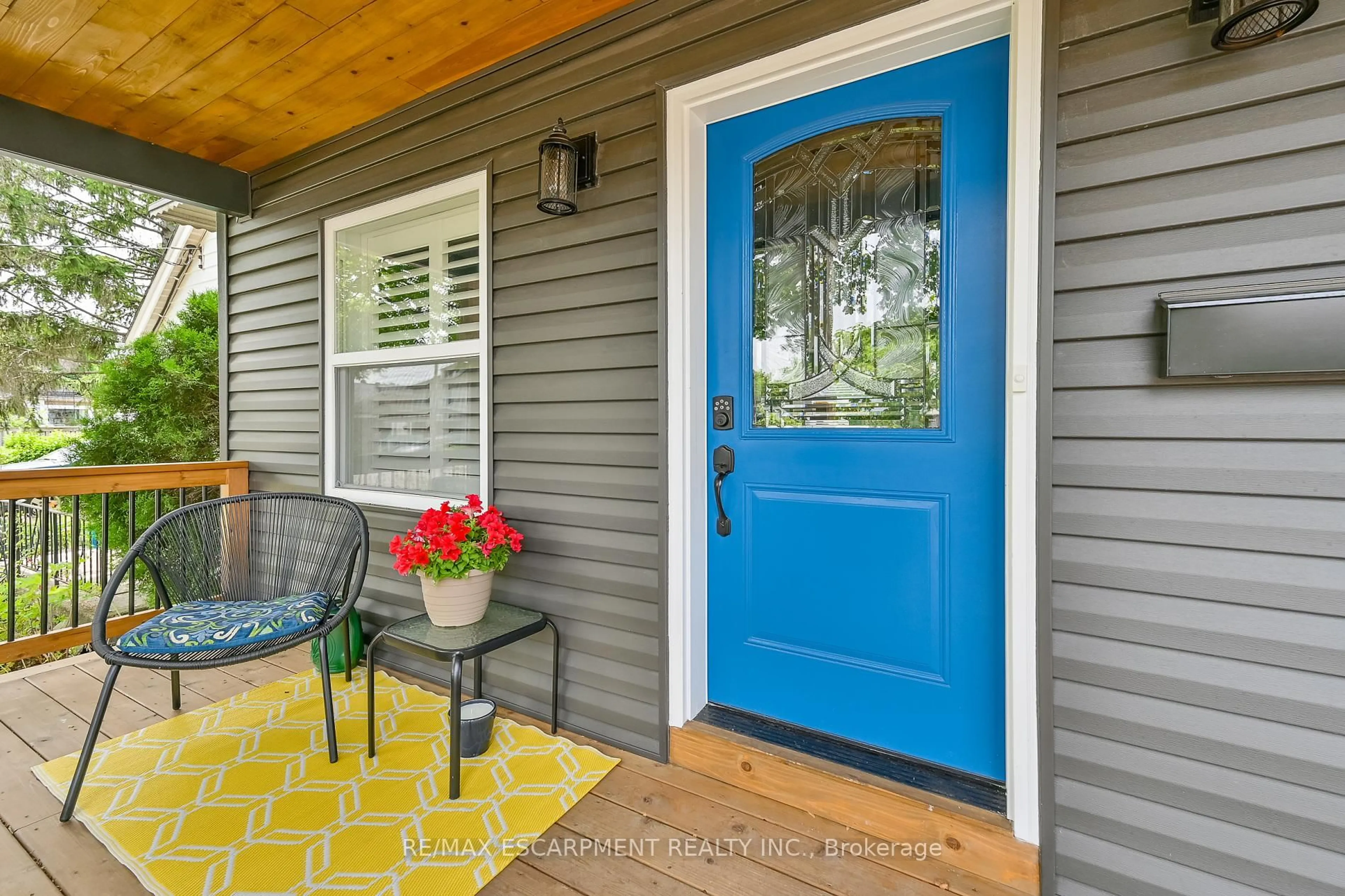 Indoor entryway for 95 Houghton Ave, Hamilton Ontario L8H 4L5