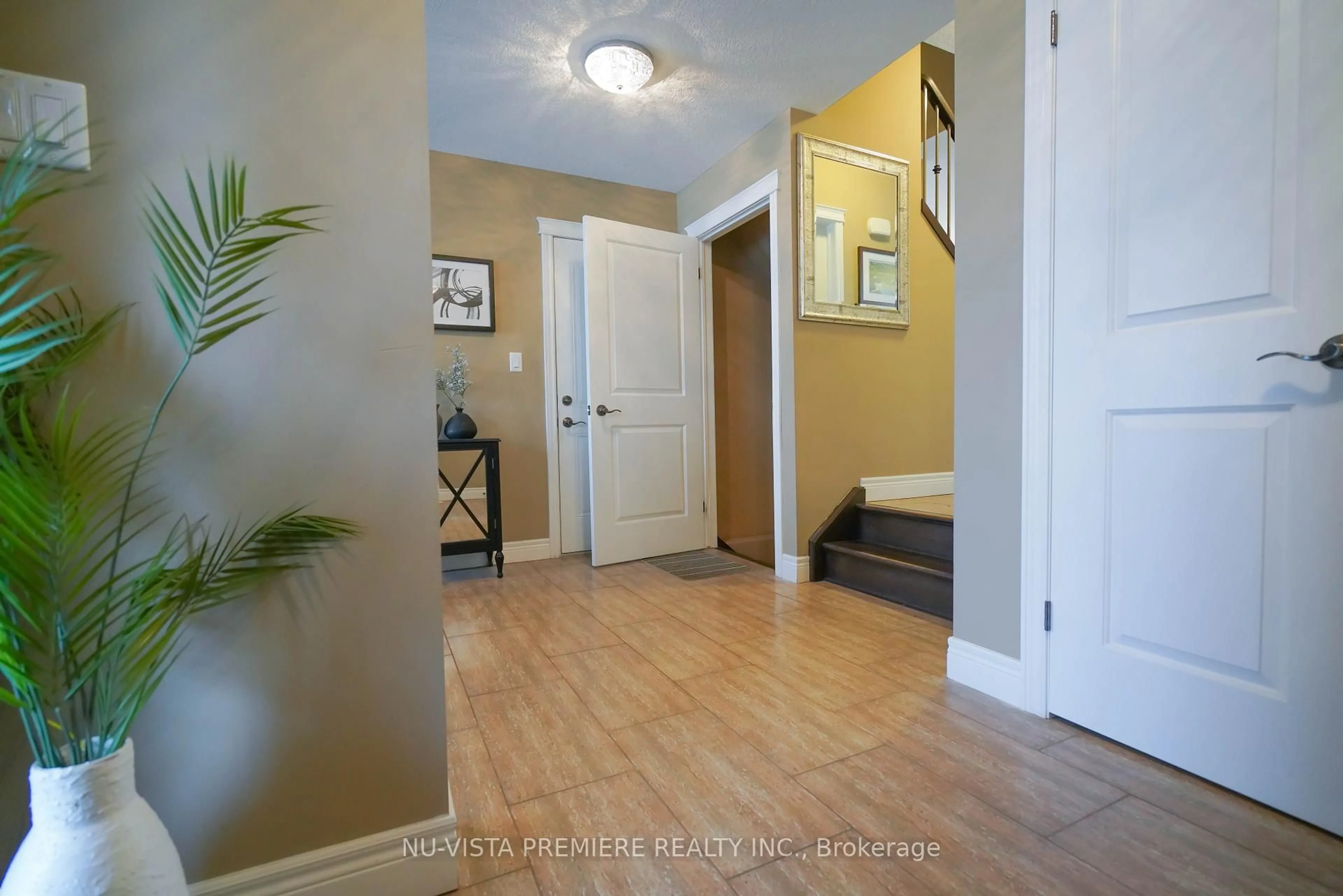Indoor entryway for 968 Springbank Ave, Woodstock Ontario N0J 1M0