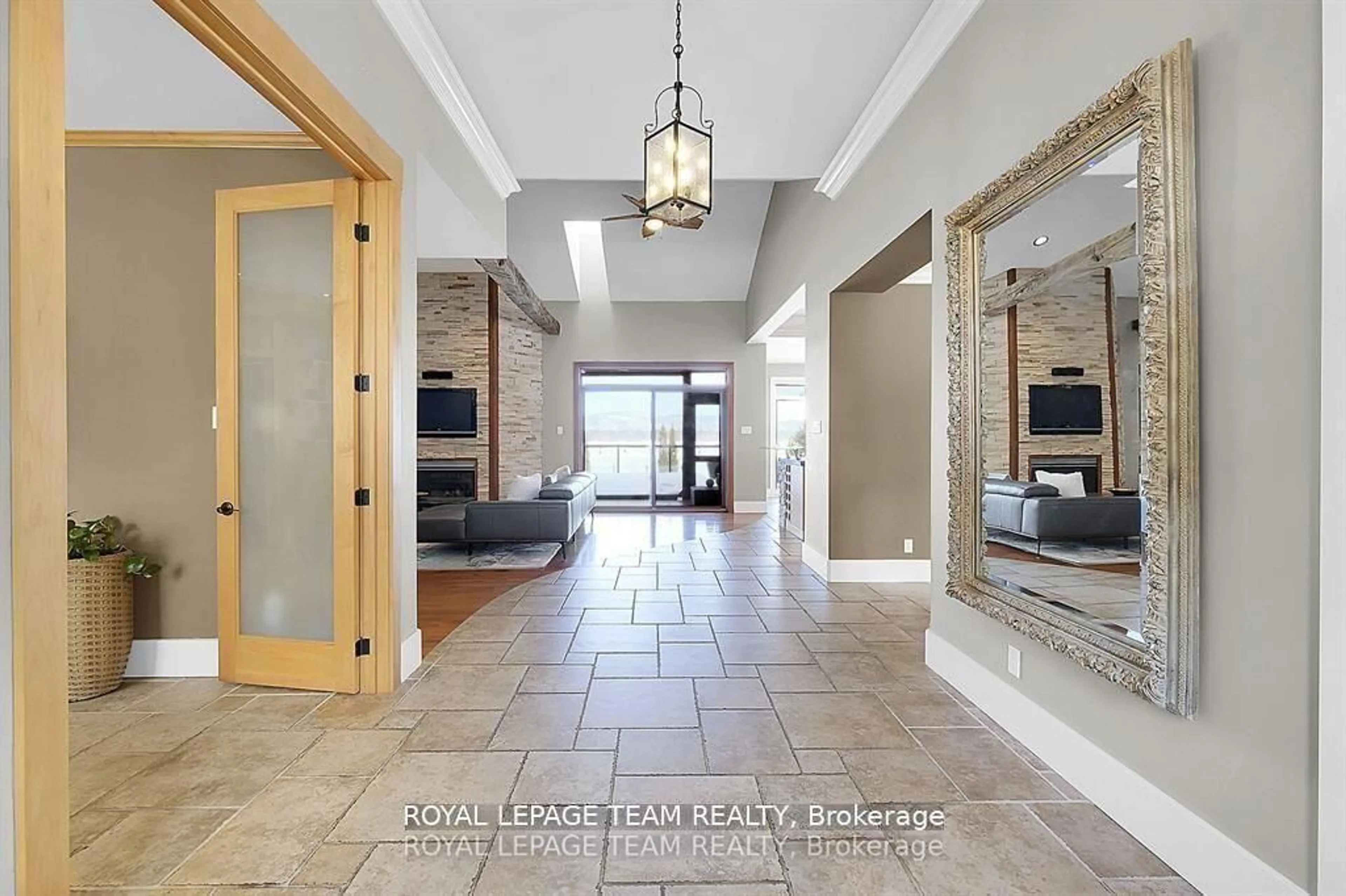 Indoor foyer for 3886 Armitage Ave, Ottawa Ontario K0A 1T0