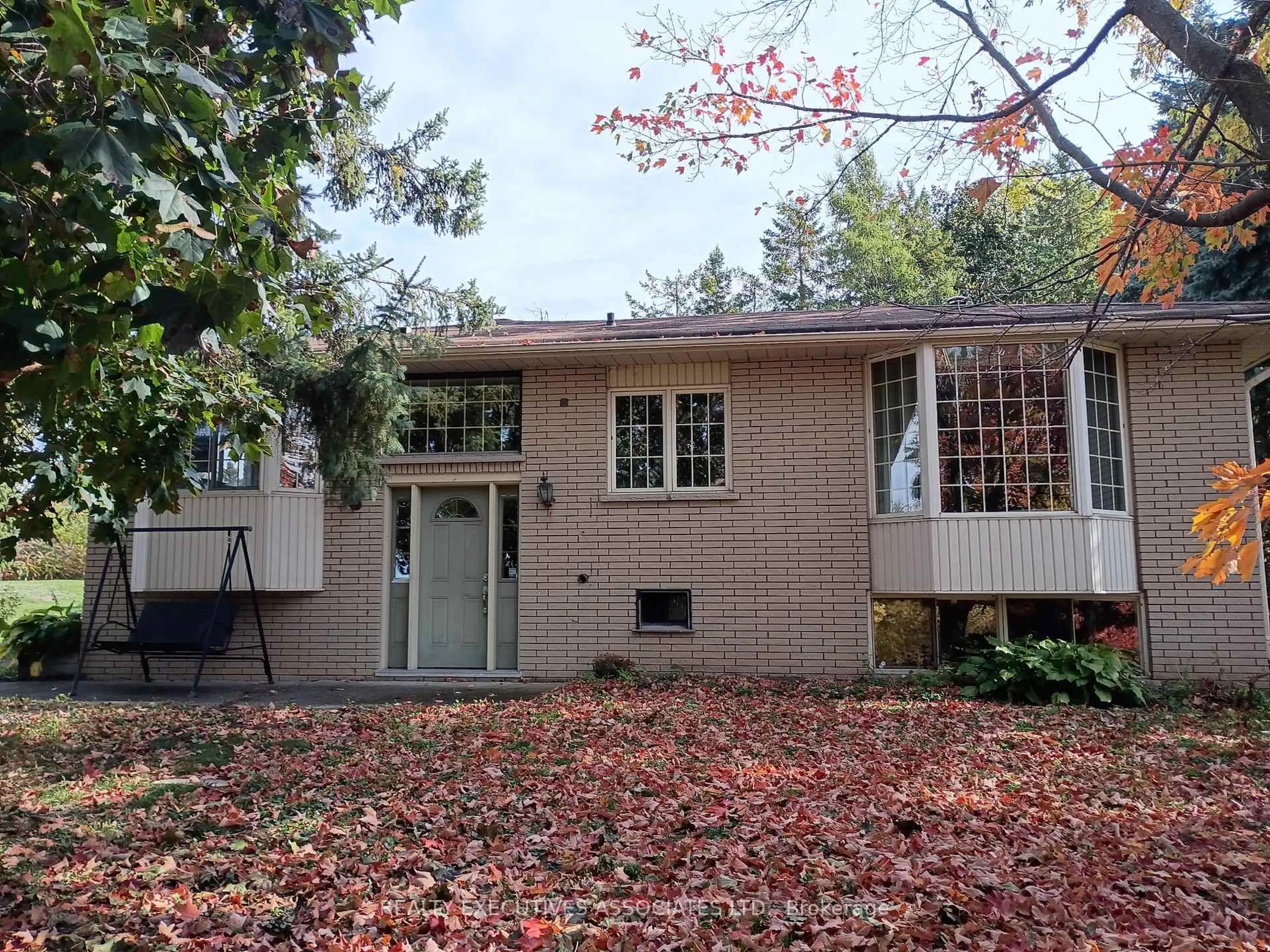 Home with vinyl exterior material, unknown for 913 Ward St, Selwyn Ontario K0L 1H0