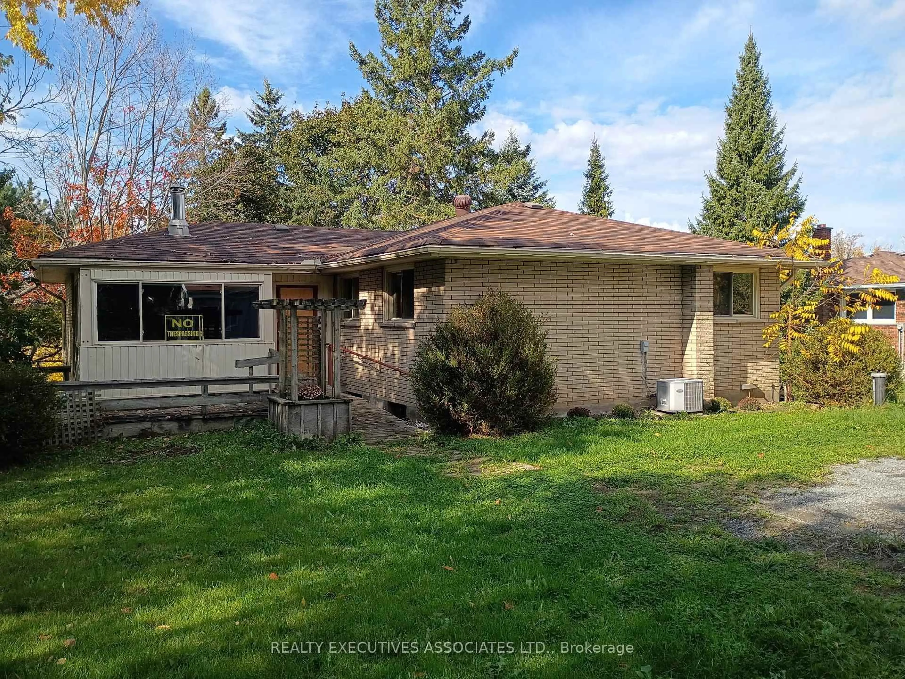 A pic from outside/outdoor area/front of a property/back of a property/a pic from drone, street for 913 Ward St, Selwyn Ontario K0L 1H0