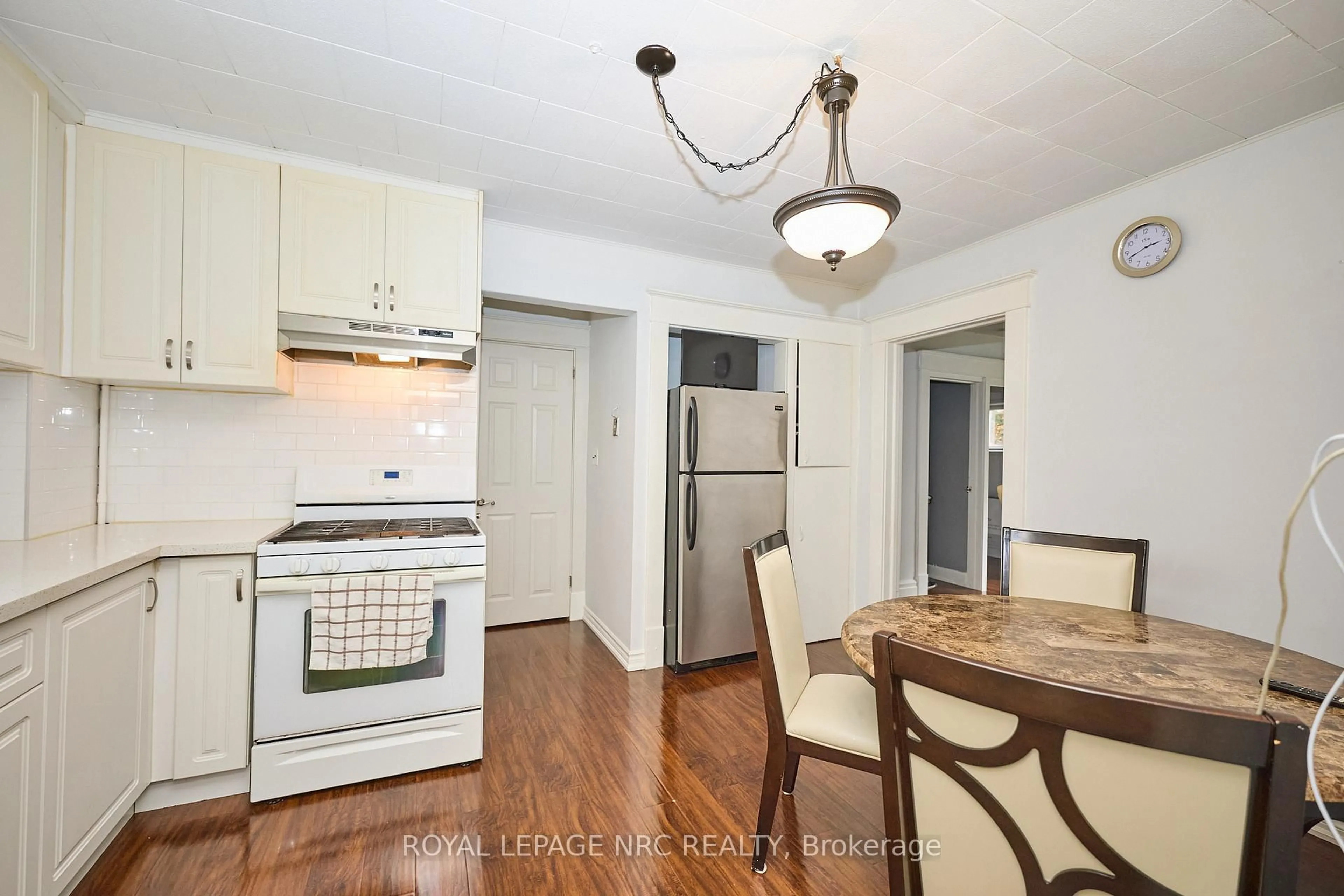 Standard kitchen, wood/laminate floor for 6173 PINE GROVE Ave, Niagara Falls Ontario L2G 4H9