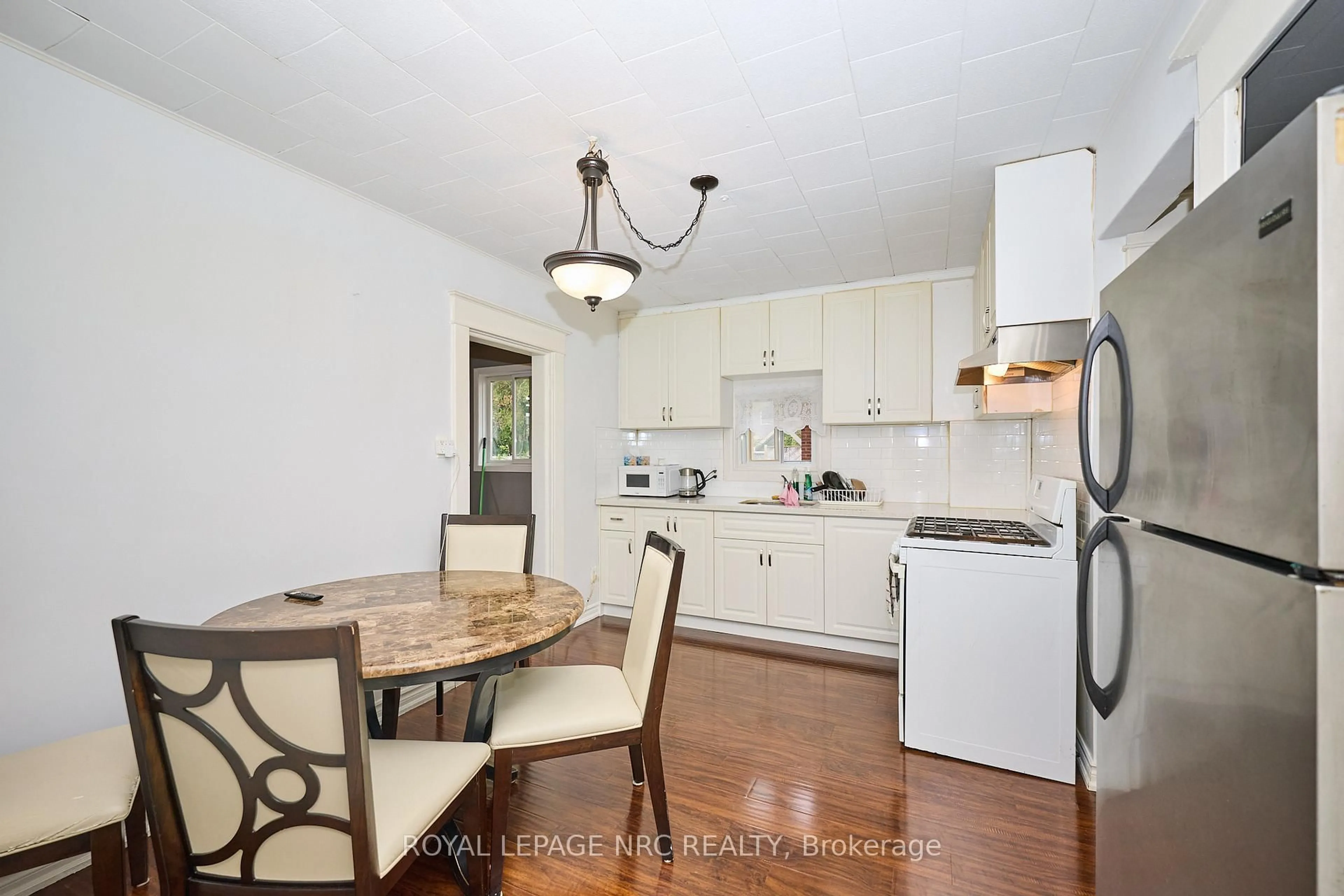 Standard kitchen, unknown for 6173 PINE GROVE Ave, Niagara Falls Ontario L2G 4H9