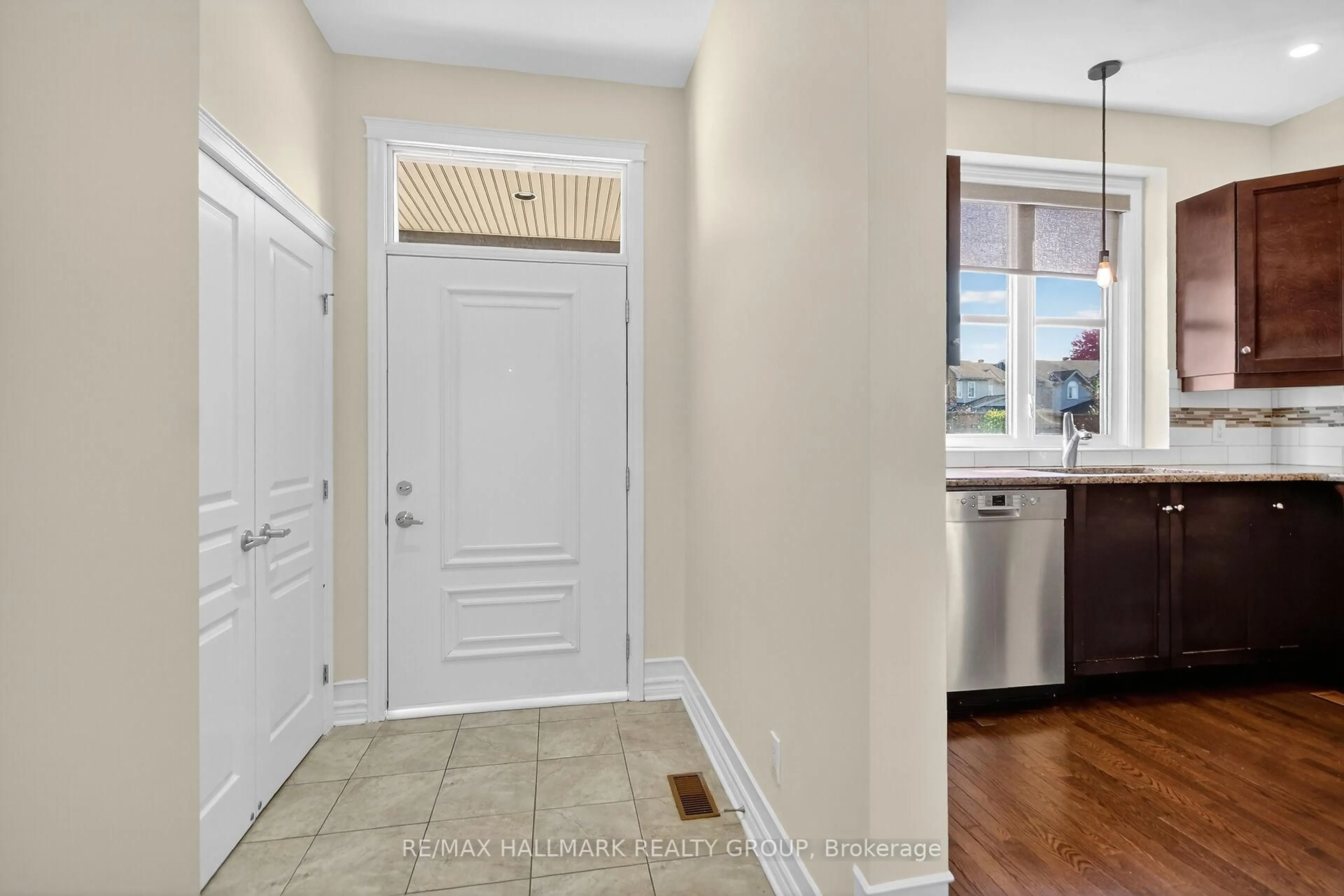 Indoor entryway for 55 Claridge Dr, Ottawa Ontario K2J 5A3