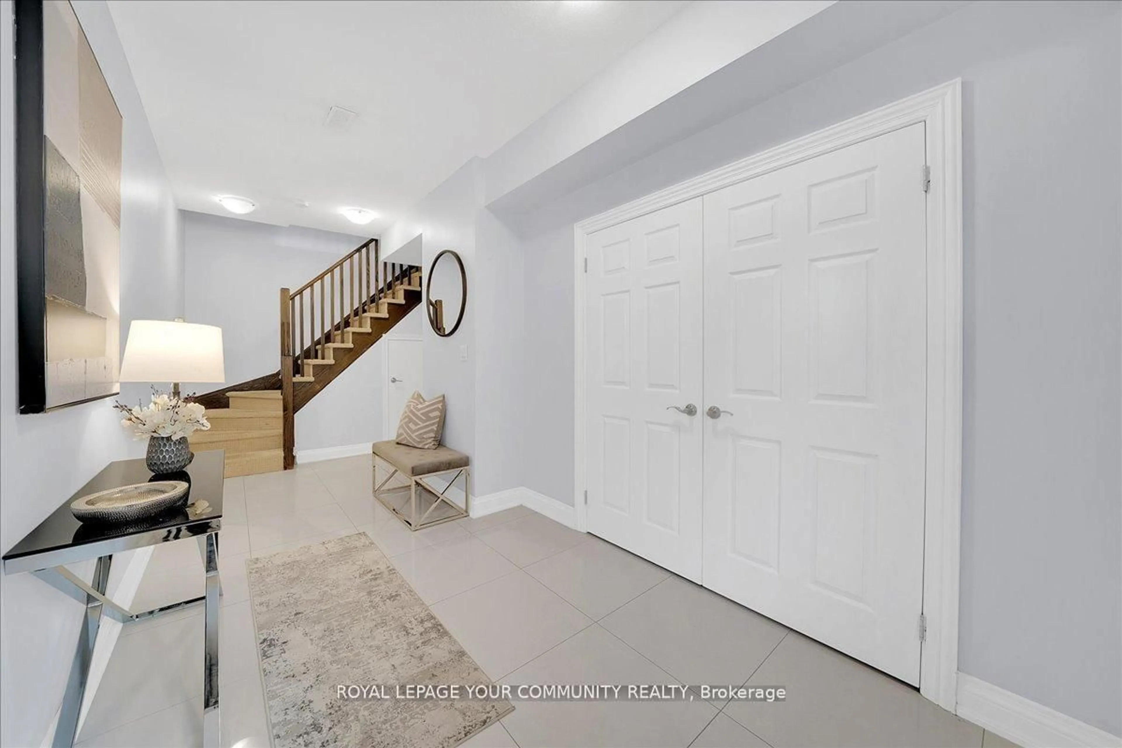 Indoor entryway for 6 Chestnut Dr #73, Grimsby Ontario L3M 0C4