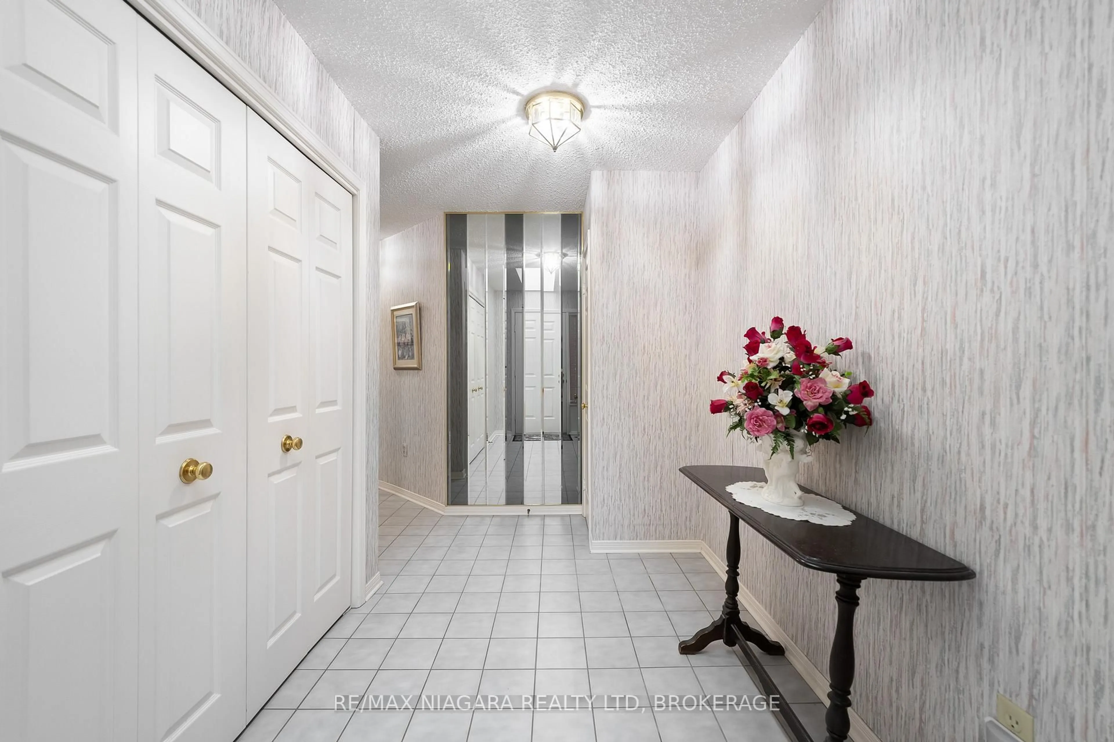 Indoor entryway for 10 ELDERWOOD Dr #2, St. Catharines Ontario L2S 3G3
