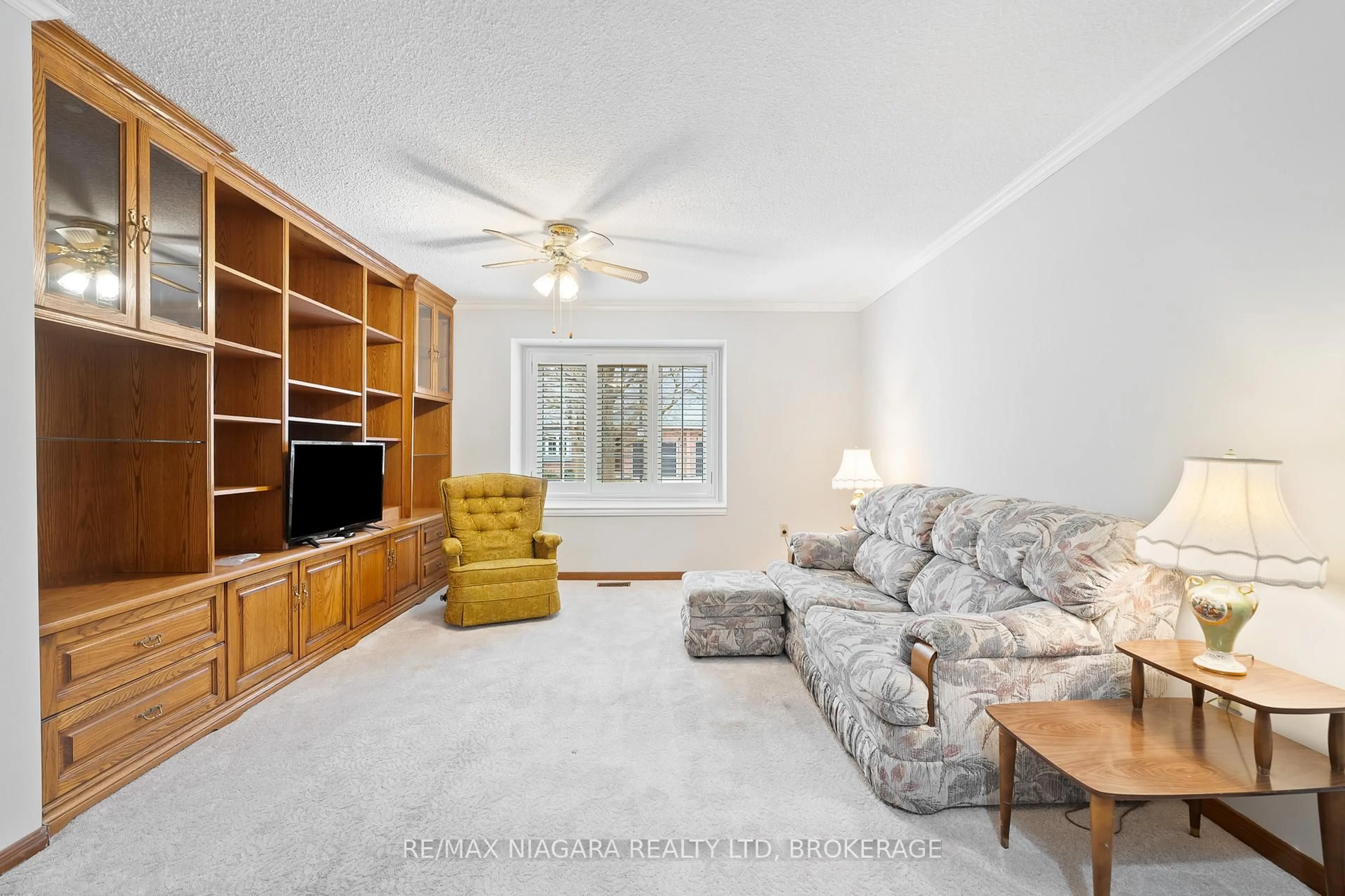 Living room with furniture, unknown for 10 ELDERWOOD Dr #2, St. Catharines Ontario L2S 3G3