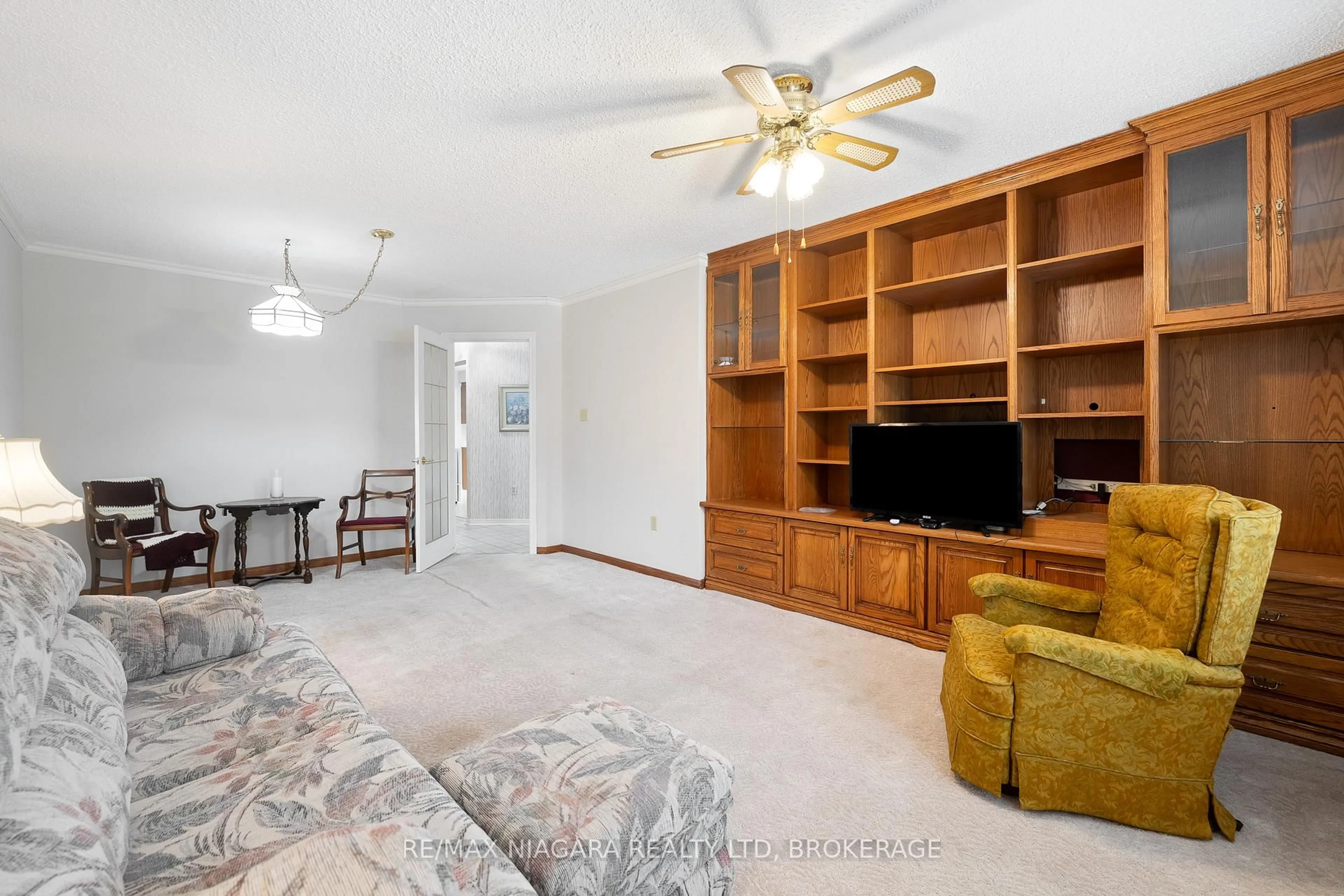 Living room with furniture, unknown for 10 ELDERWOOD Dr #2, St. Catharines Ontario L2S 3G3