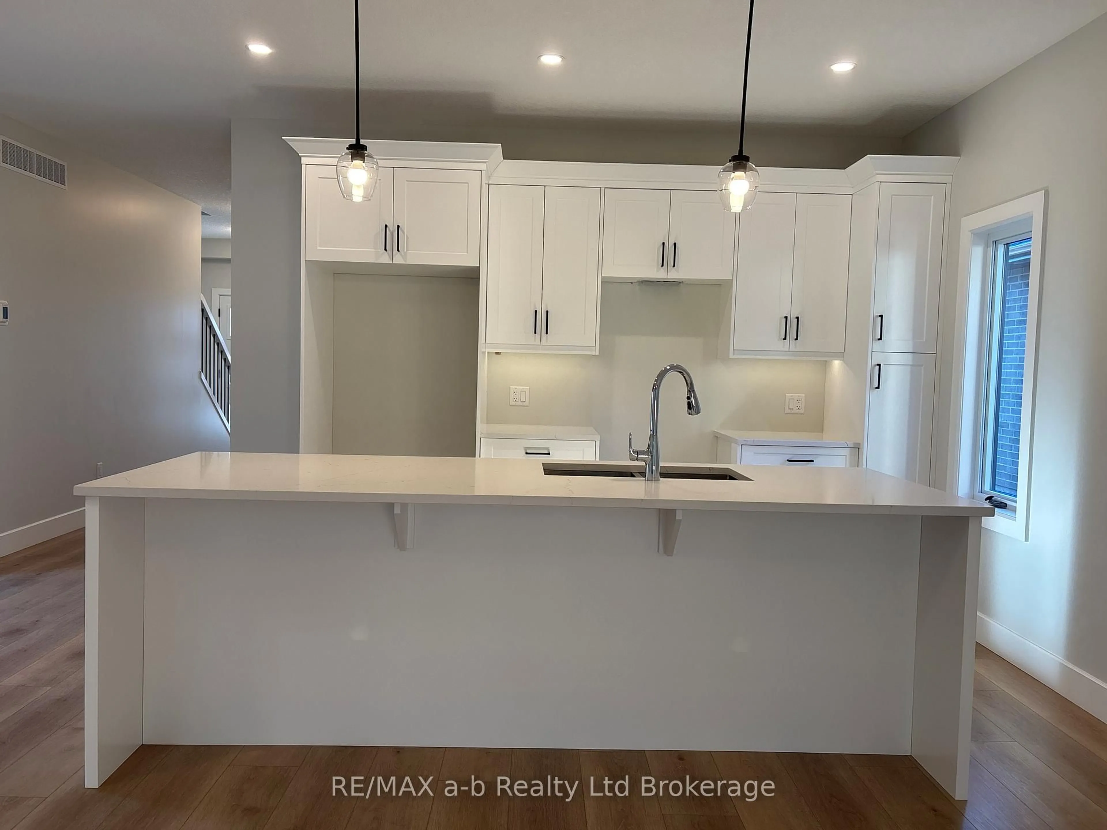 Open concept kitchen, ceramic/tile floor for 41 Cash Cres, Ingersoll Ontario N5C 0E2