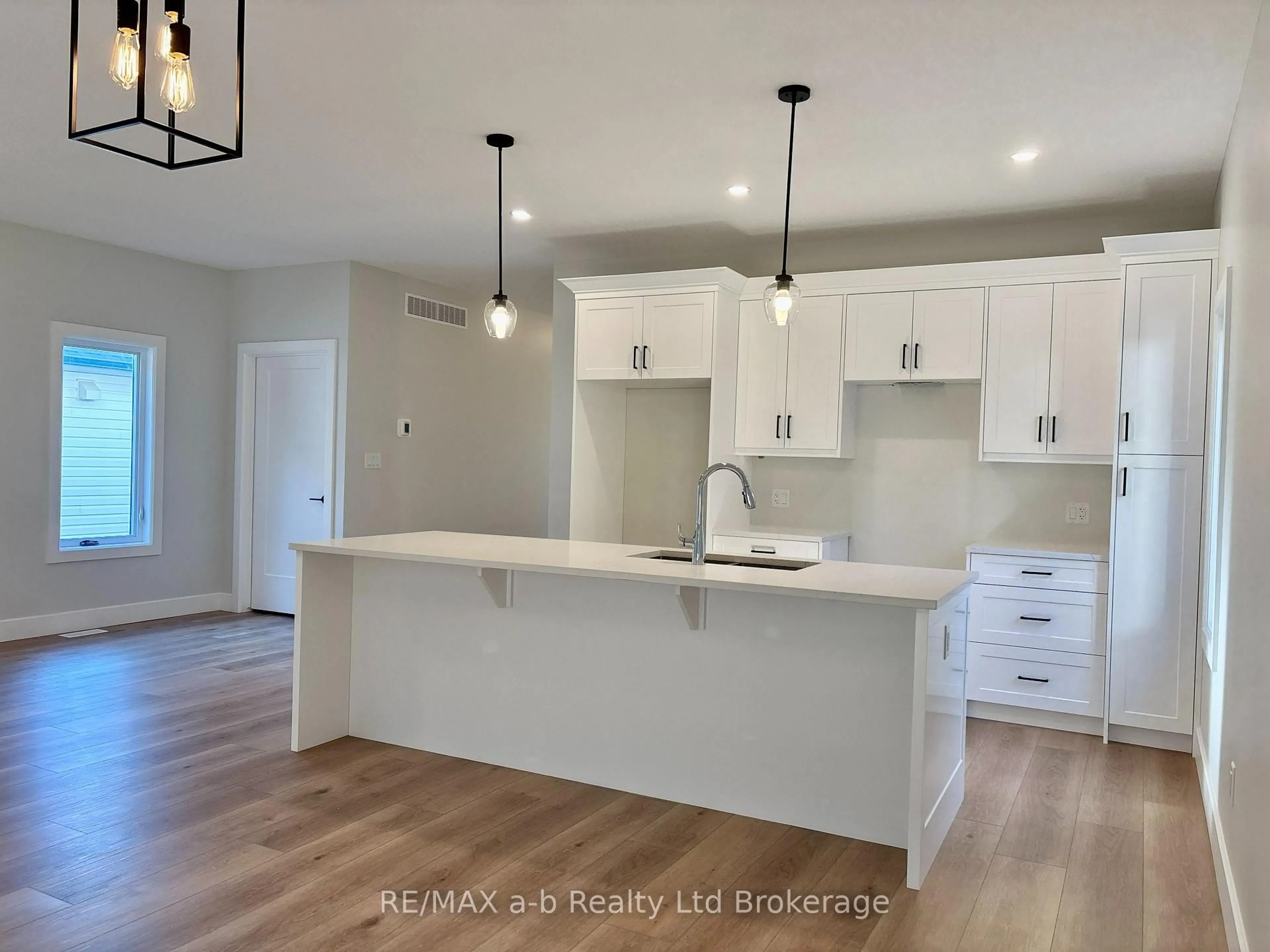Open concept kitchen, unknown for 41 Cash Cres, Ingersoll Ontario N5C 0E2
